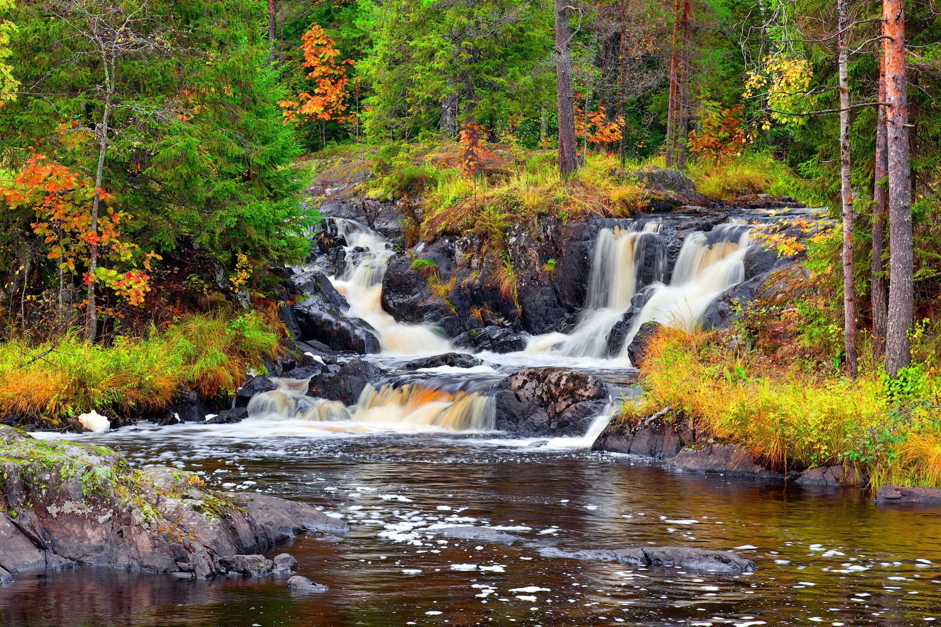 Ruskeala waterfalls on Tokhmayoki River in Karelia, Russia HD Wallpaper