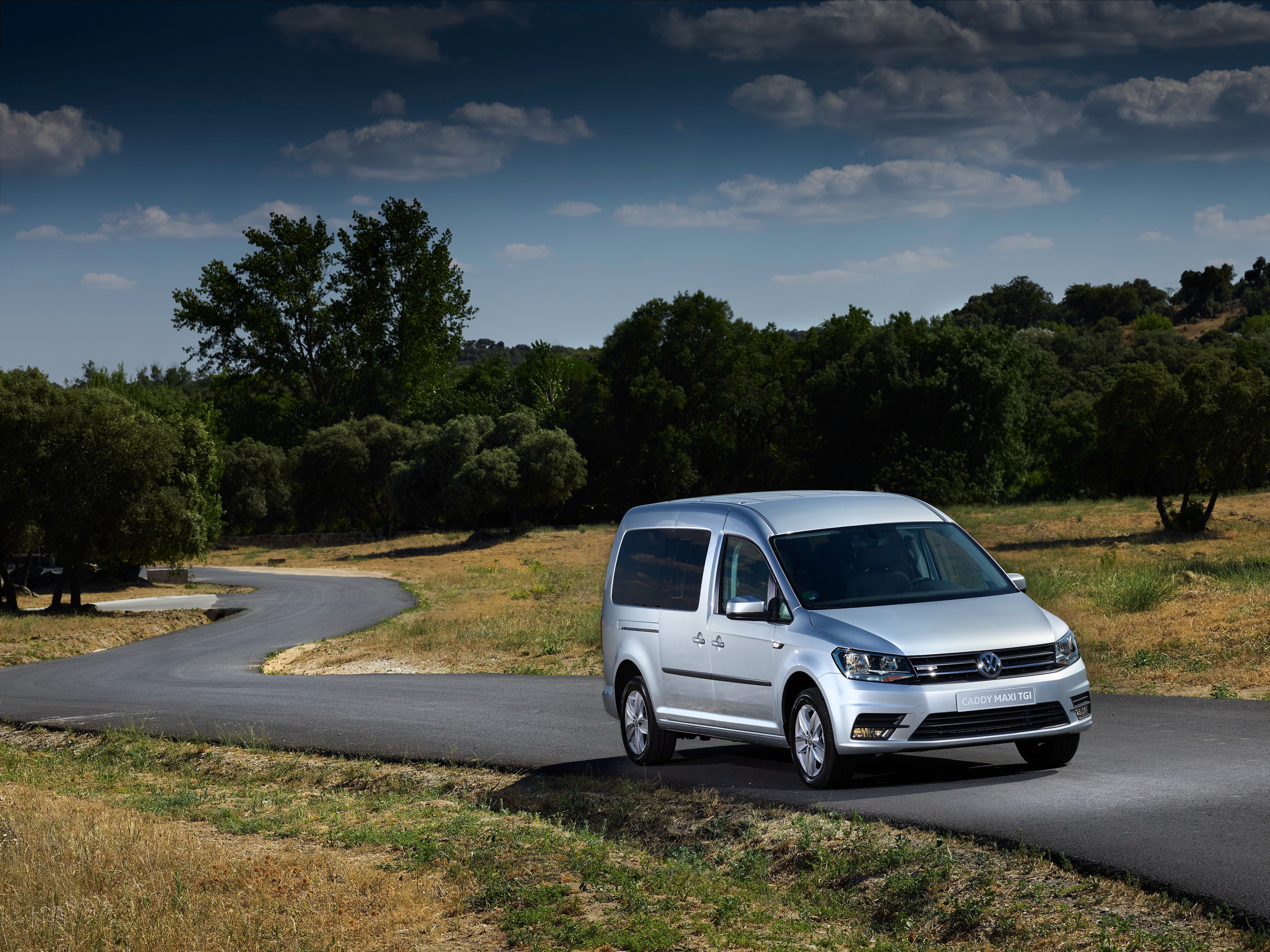 4K 2016-19 Volkswagen Caddy Maxi Highline TGI HD Wallpaper