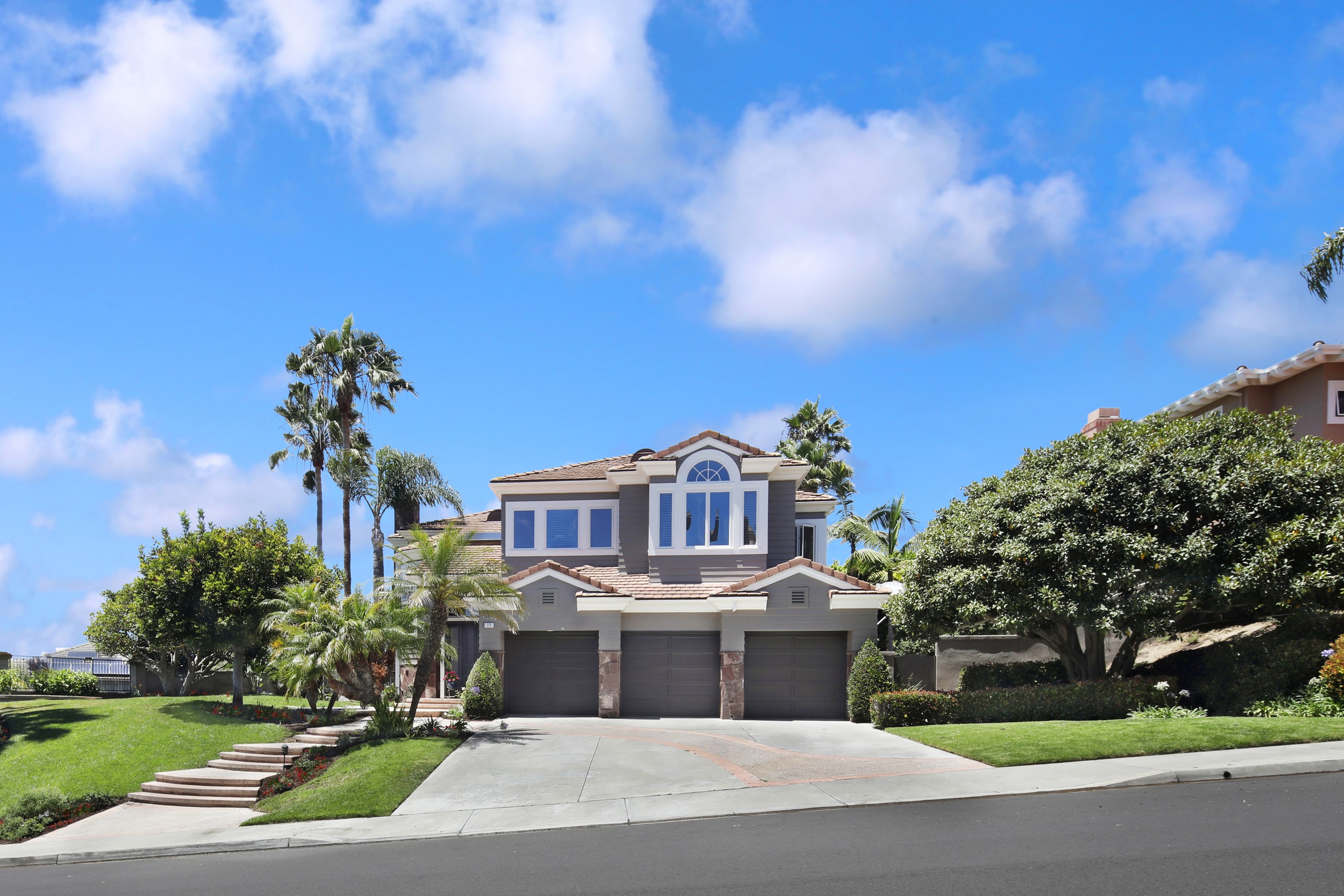 Luxury house with garage and palm trees in Laguna Niguel HD Wallpaper