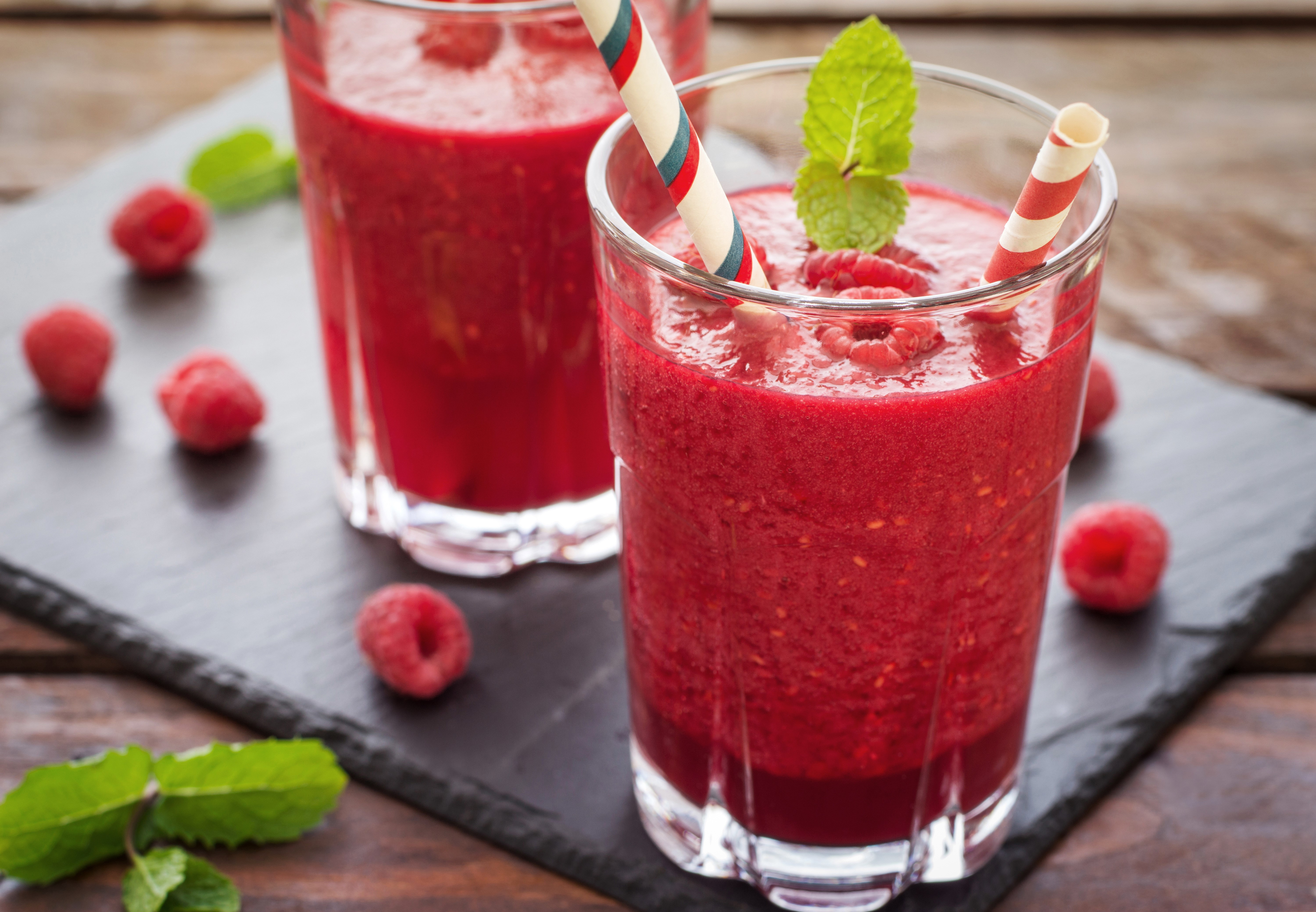 Raspberry smoothie in highball glasses with mint HD Wallpaper