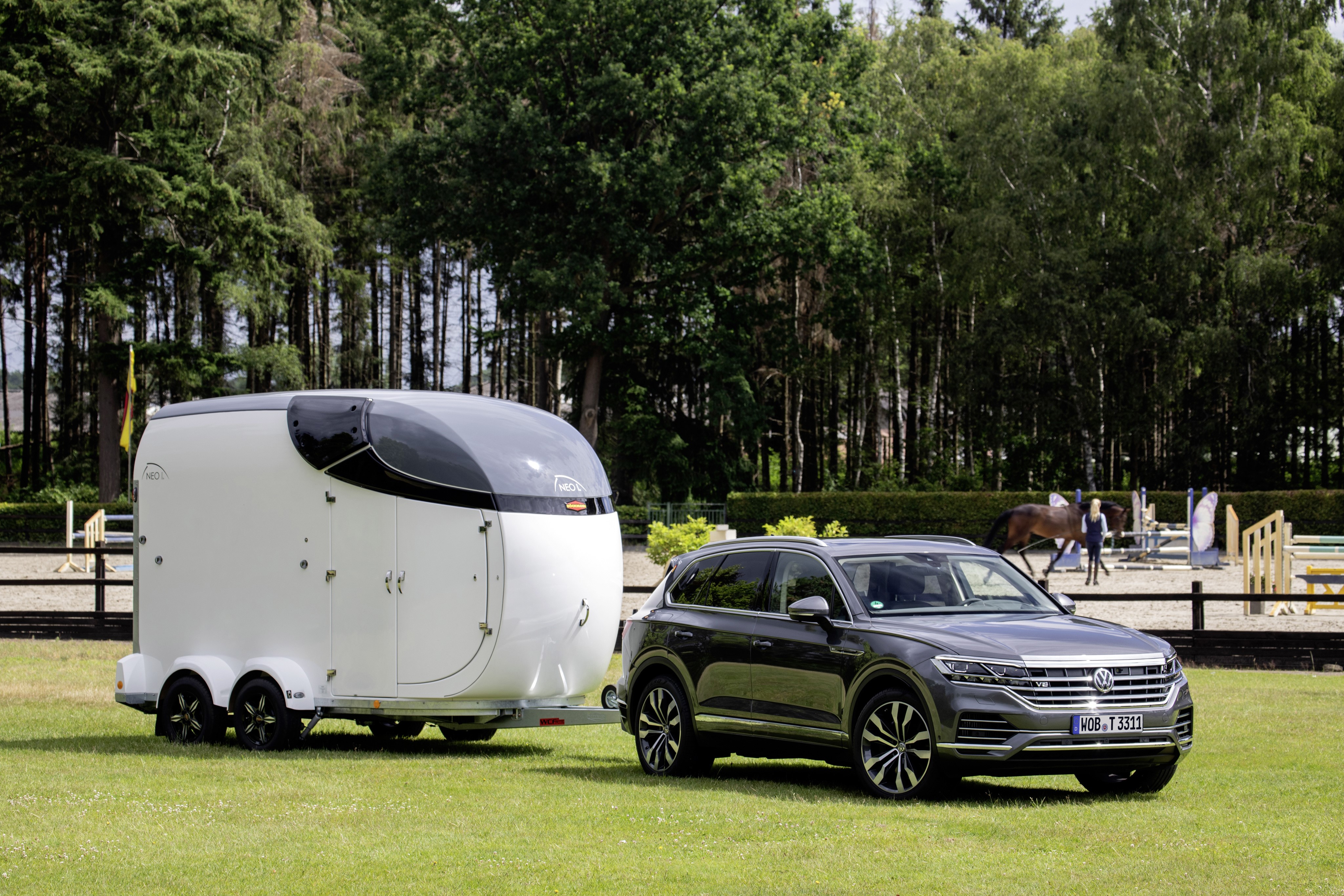 2019 Volkswagen Touareg V8 TDI with Trailer HD Wallpaper