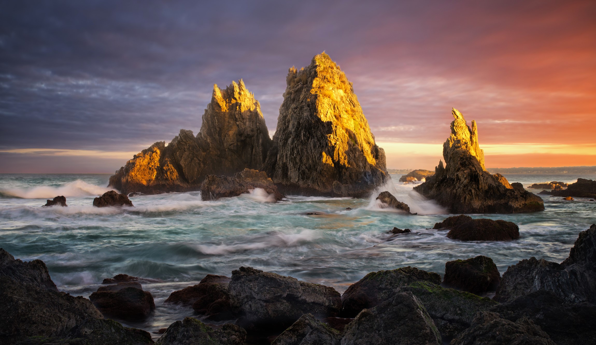 Rocky coast with waves at sunset HD Wallpaper
