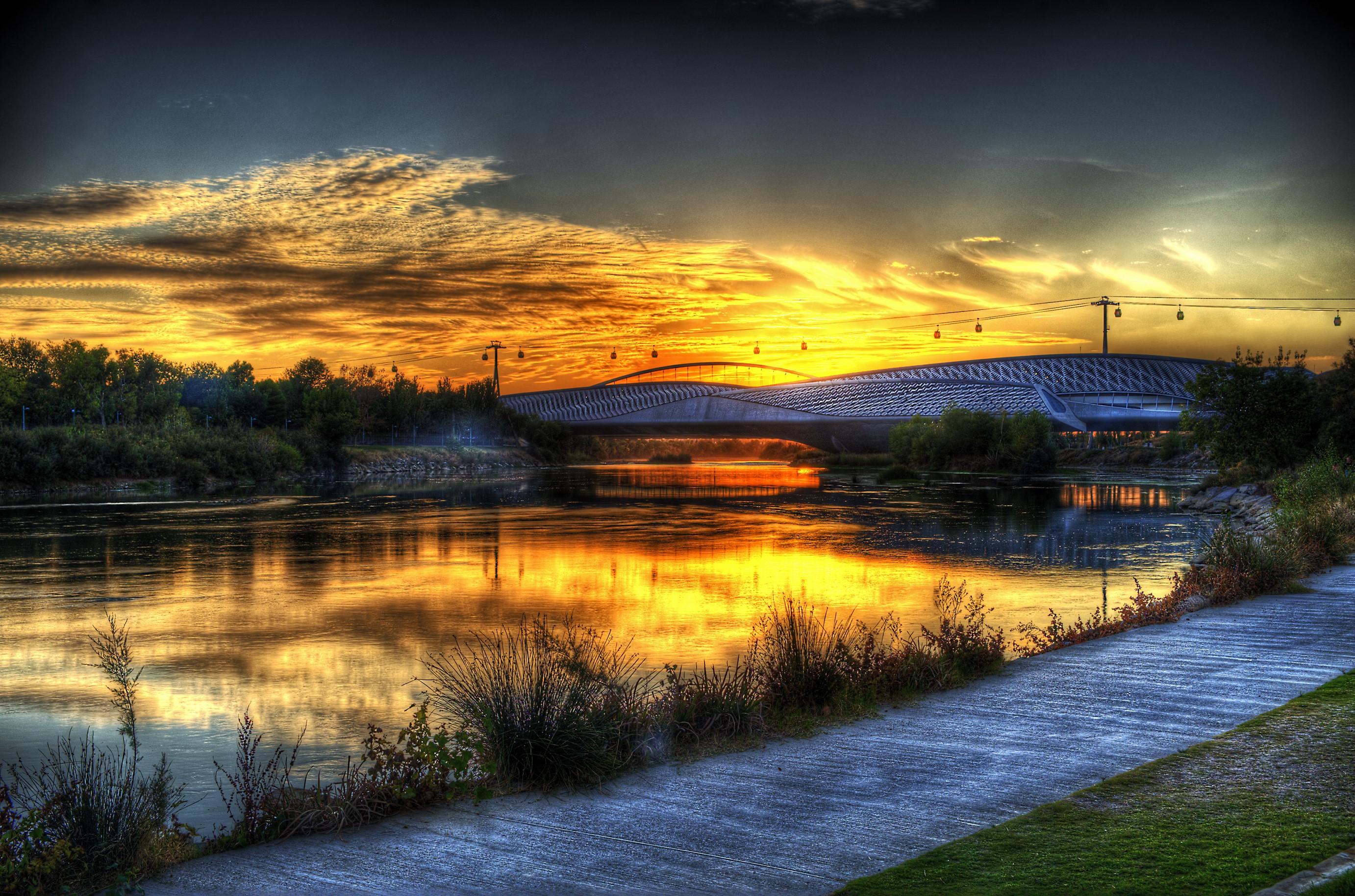 Bridge over river at sunset in Zaragoza, Spain HD Wallpaper