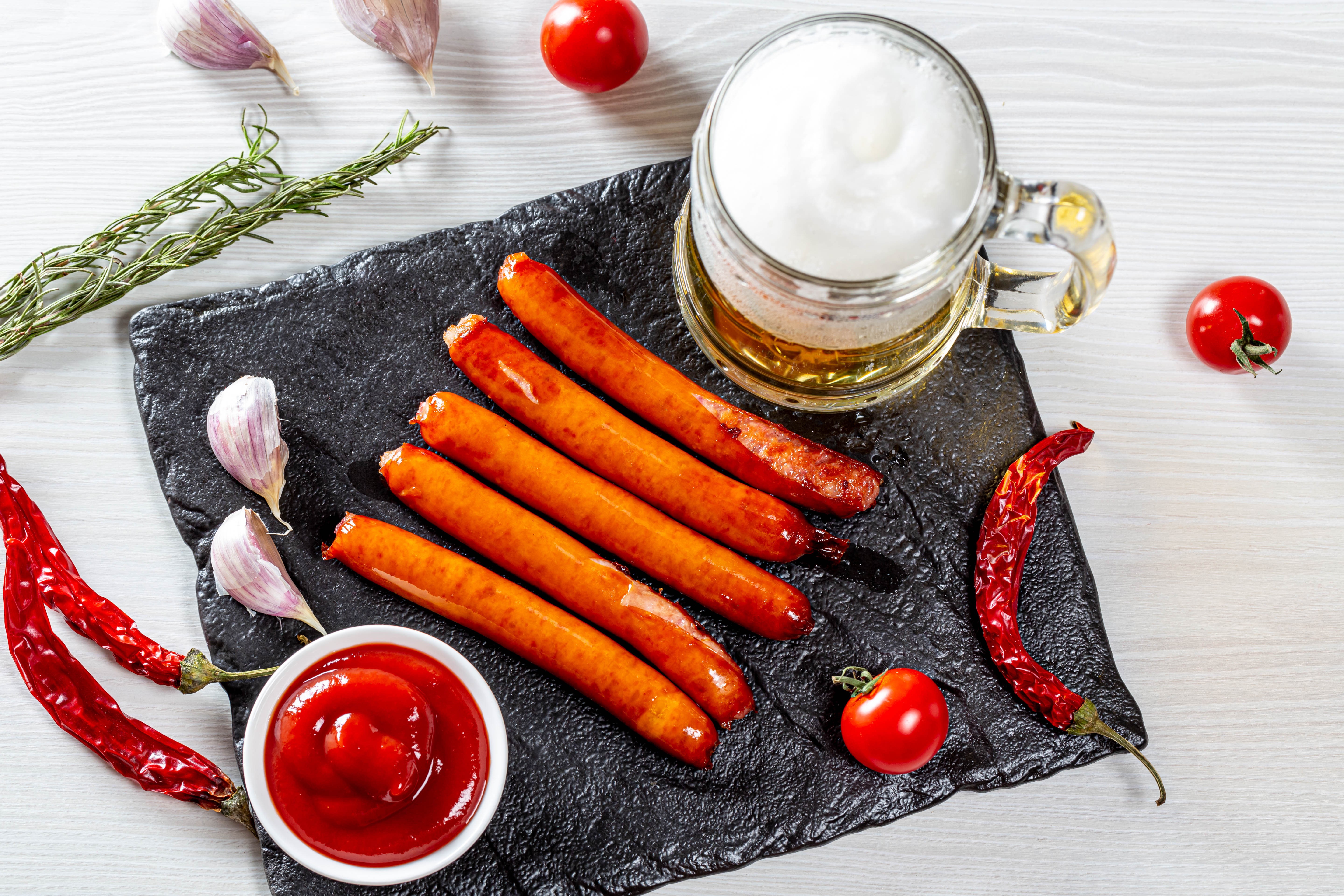 Vienna sausages with beer, ketchup, chili peppers, tomatoes, and garlic HD Wallpaper