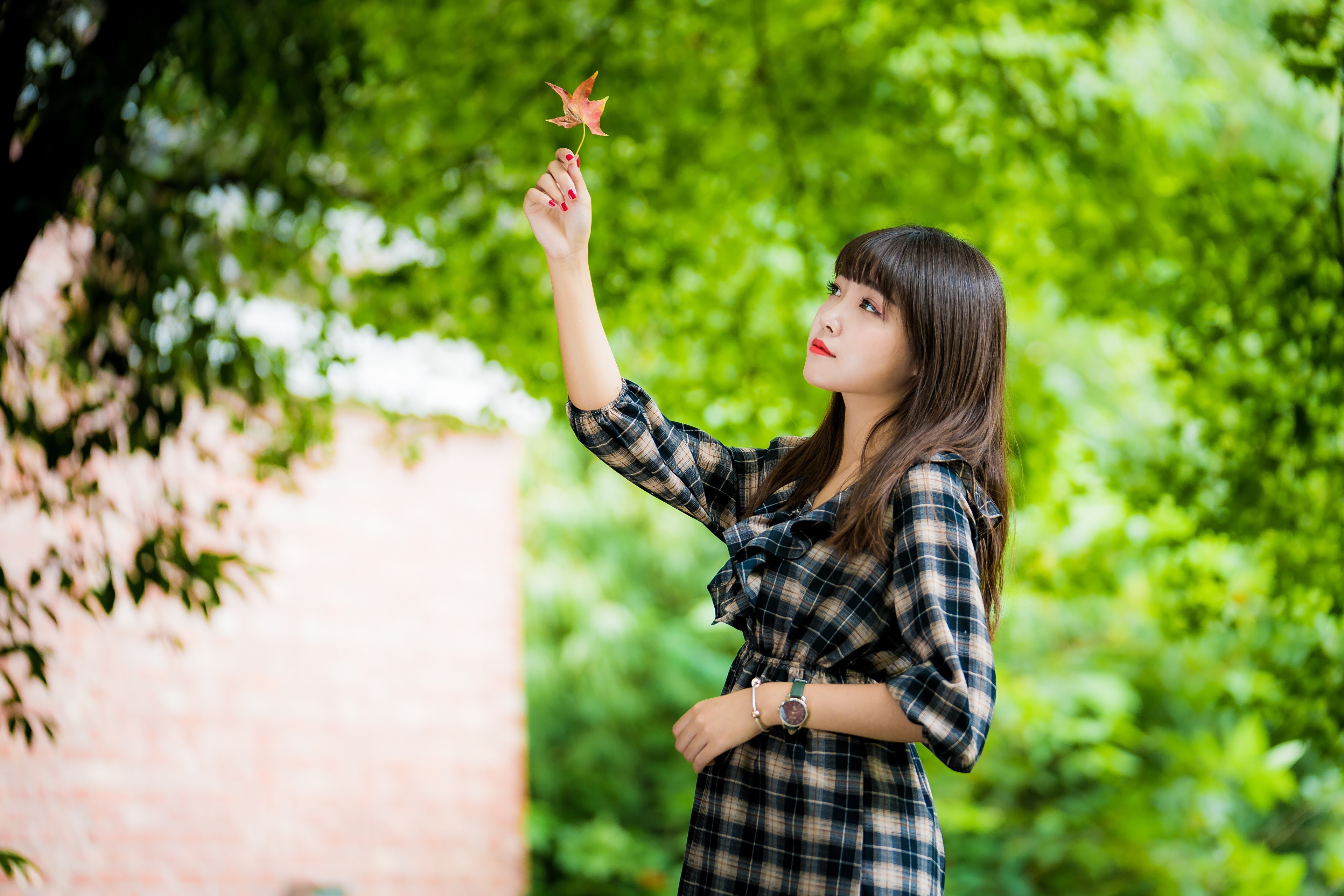 Brunette girl holding a leaf HD Wallpaper