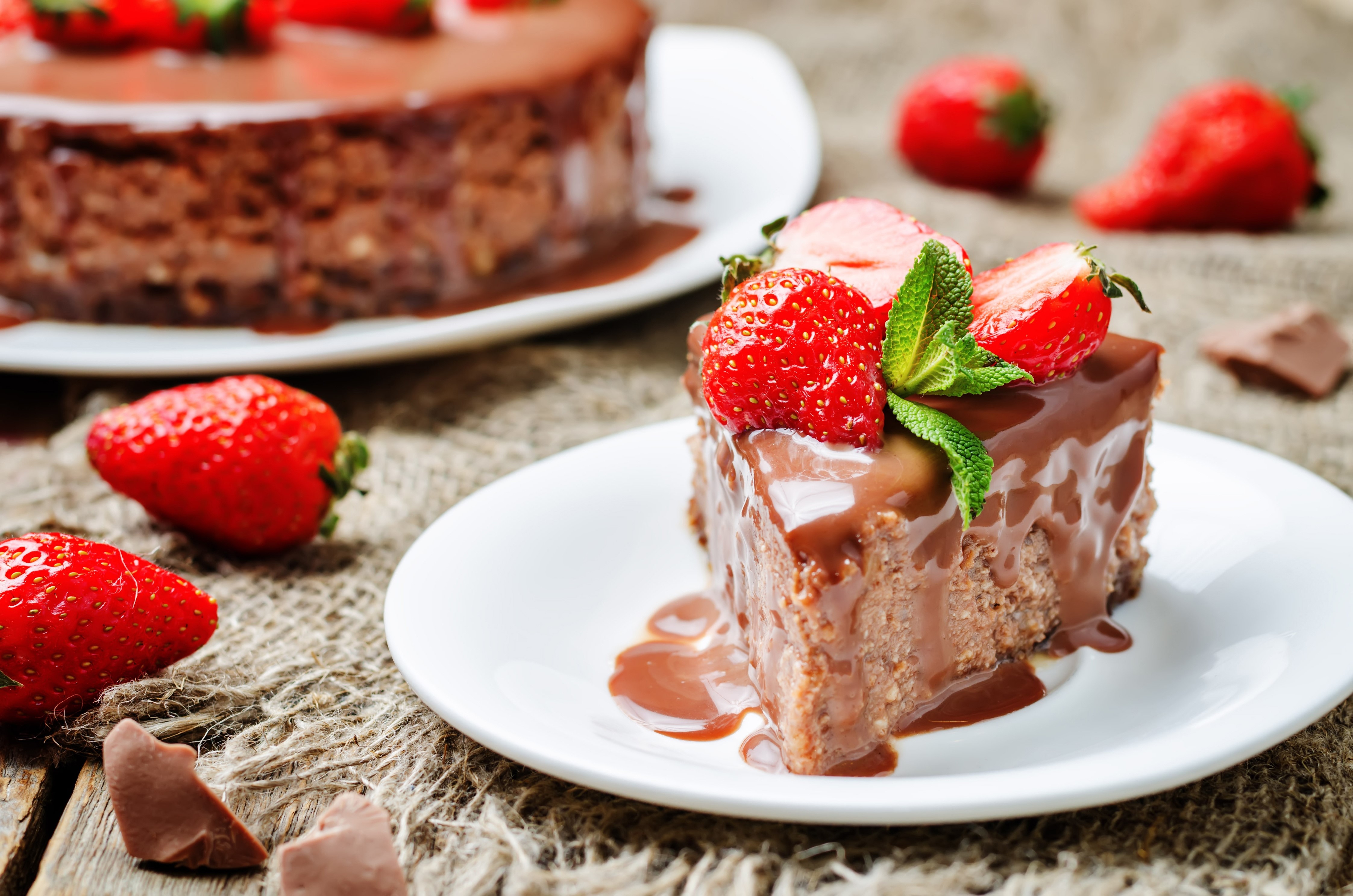 Chocolate cake with strawberries and chocolate sauce HD Wallpaper