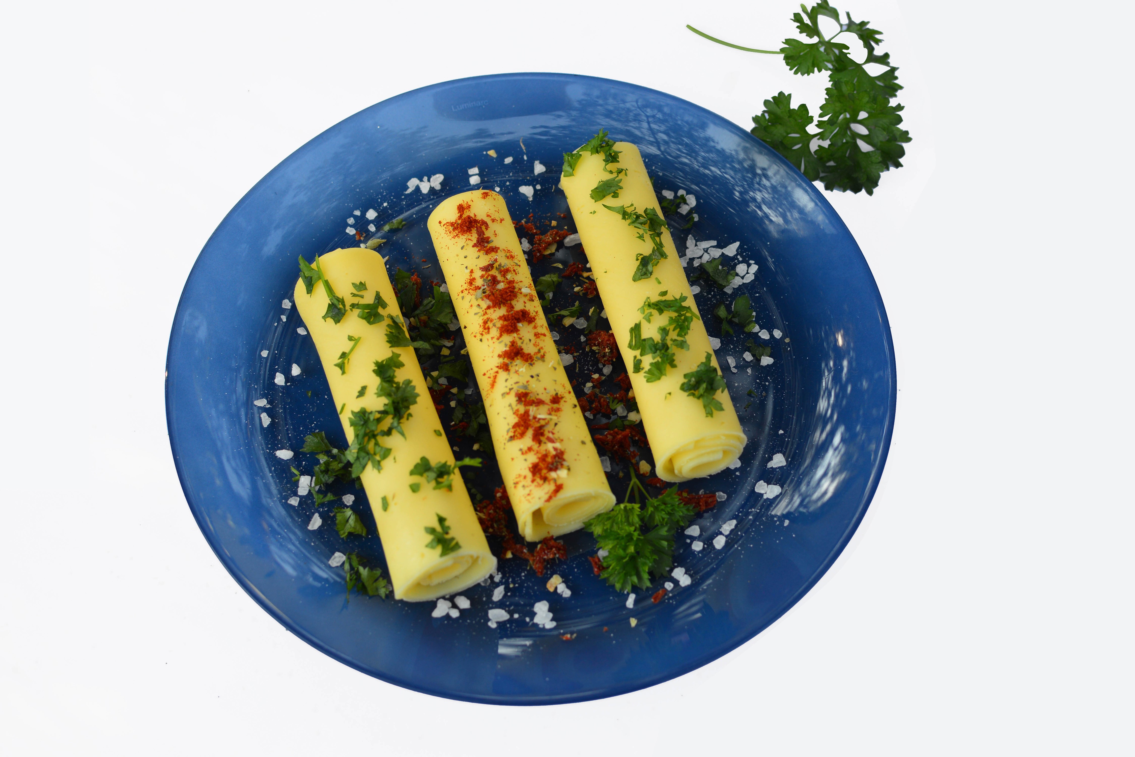 Cheese rolls with spices on a blue plate HD Wallpaper