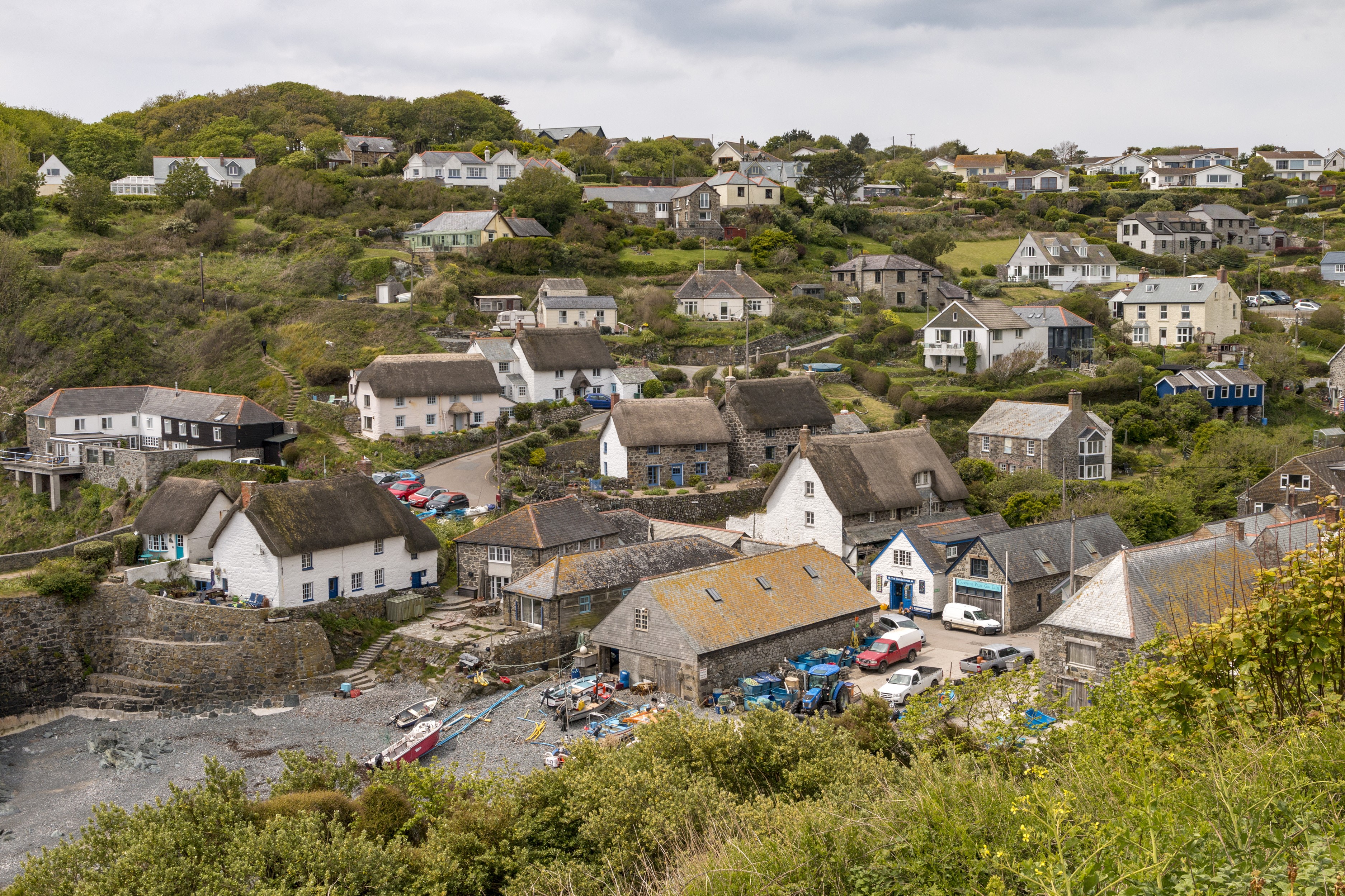 Cadgwith Cove village houses on a hillside in the United Kingdom HD Wallpaper