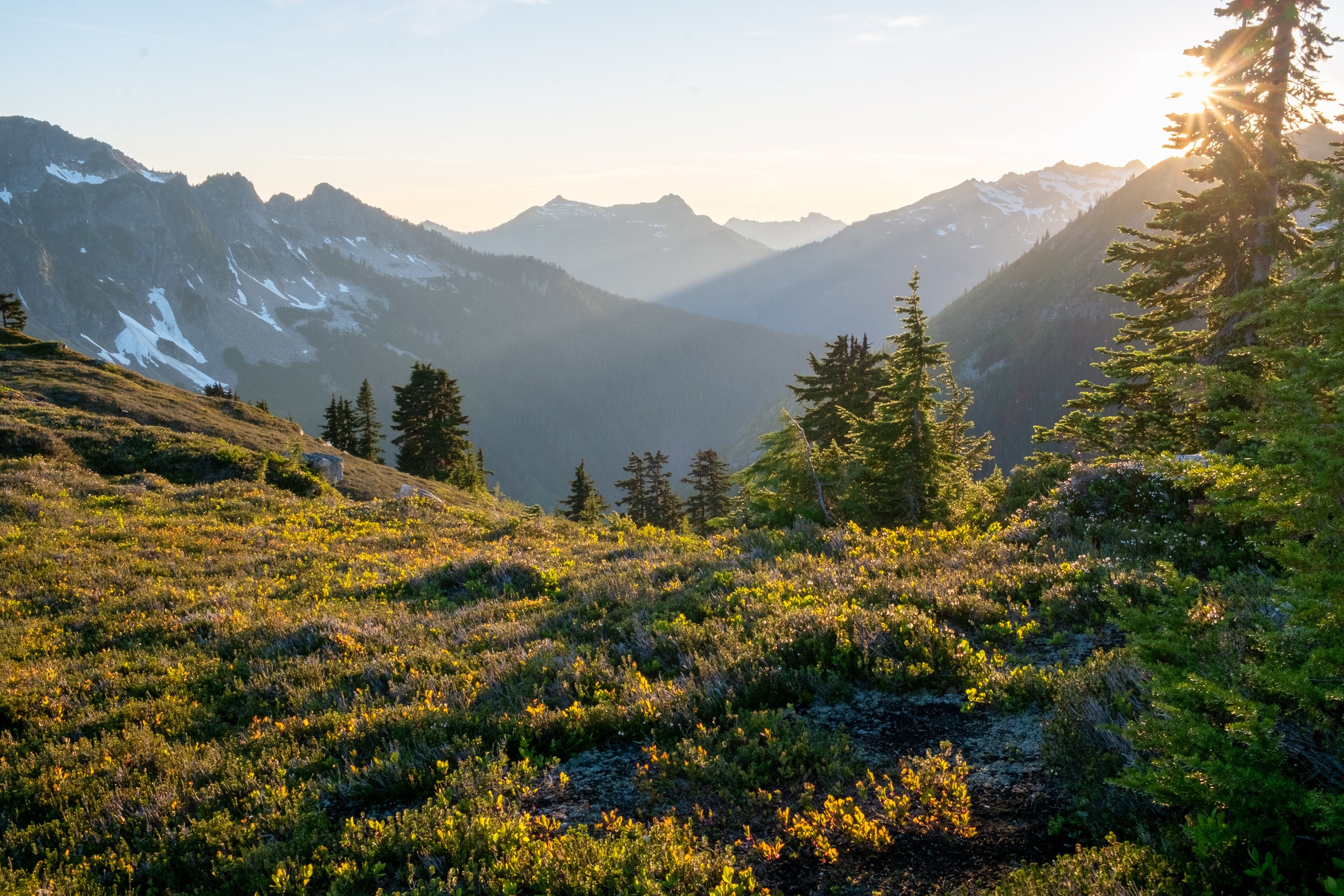Sunlight over mountains and meadows in Glacier Peak Wilderness HD Wallpaper