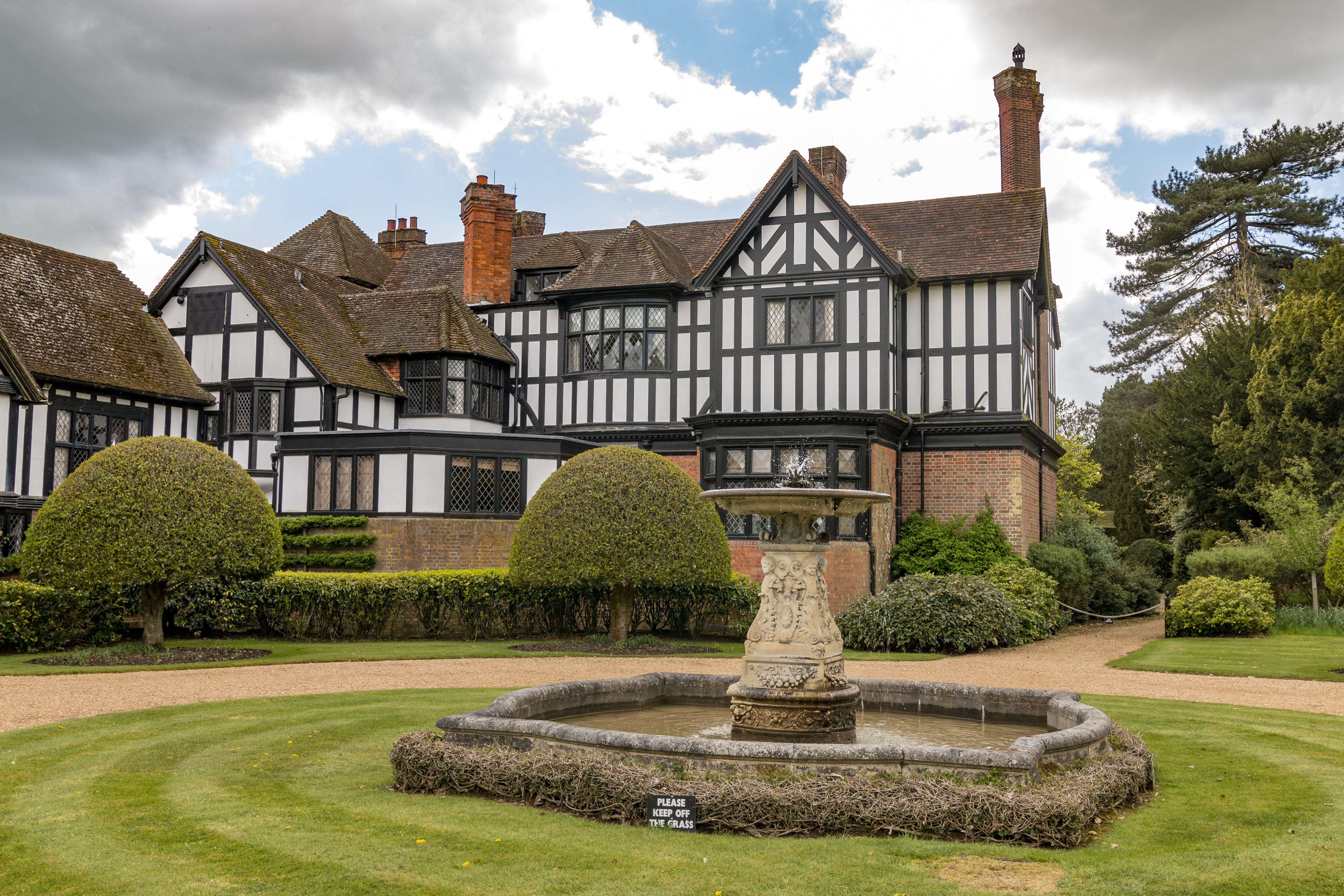 Ascott House mansion with fountain and garden in the UK HD Wallpaper