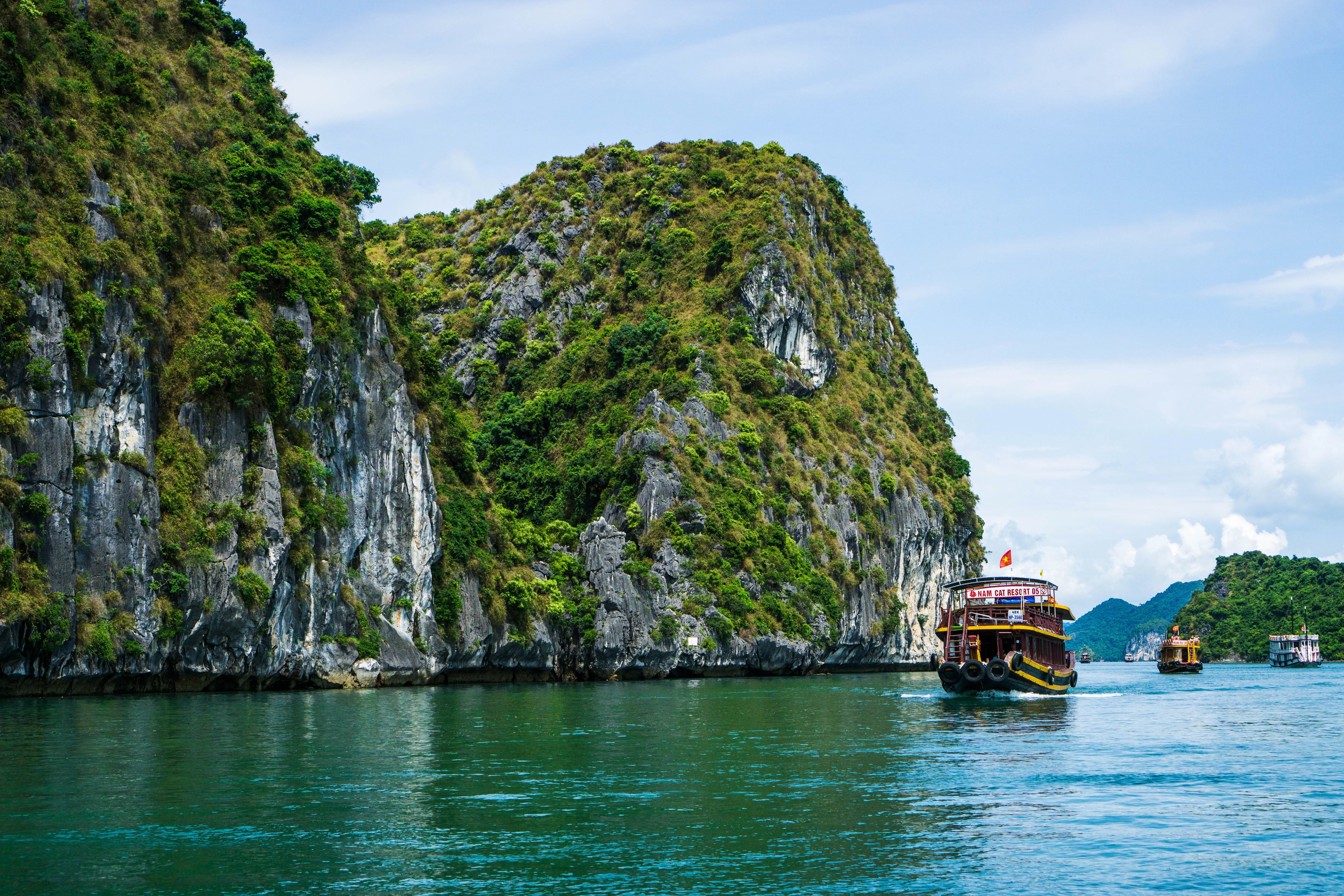 4K Ha Long Bay Vietnam Riverboat Cruise HD Wallpaper