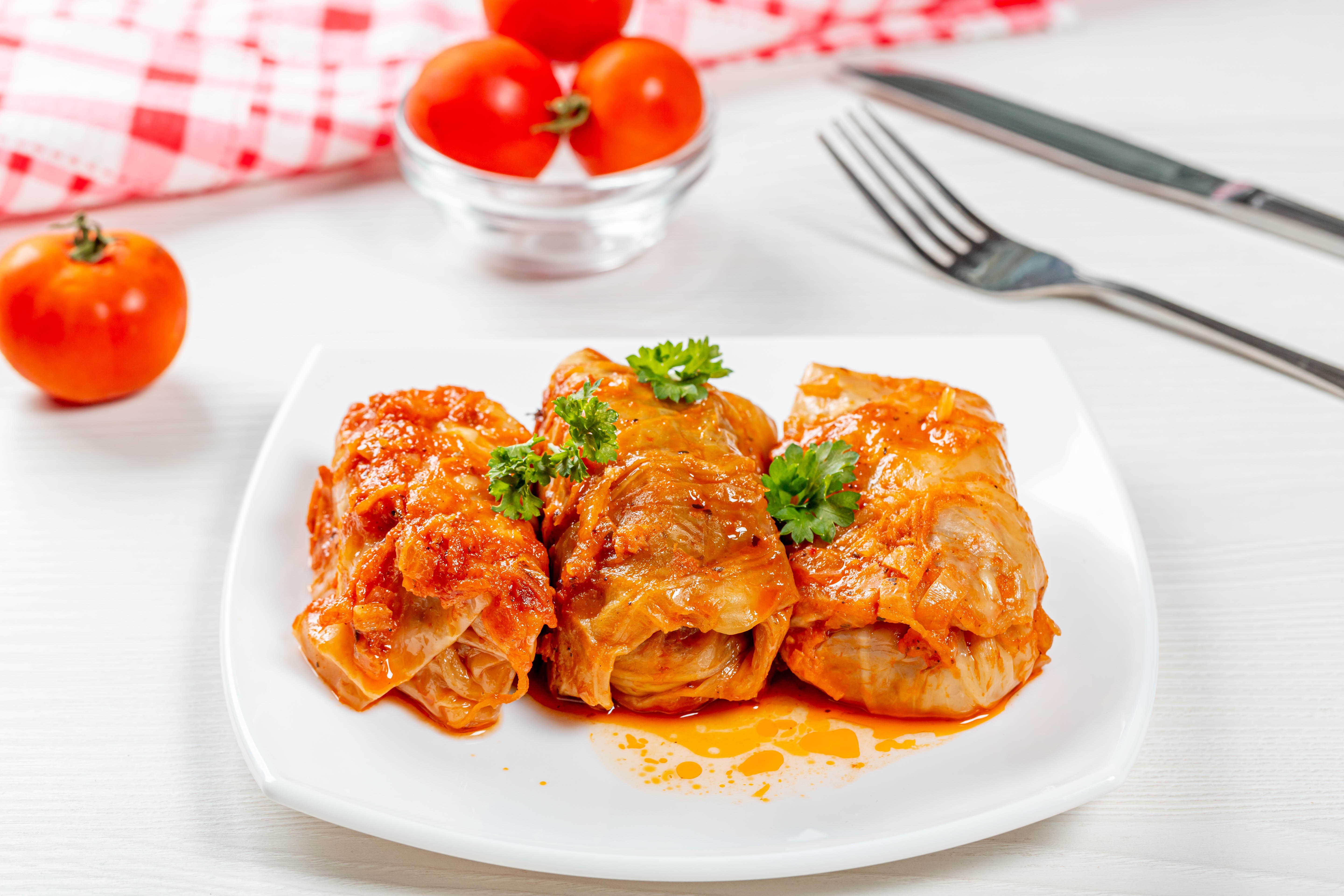 Cabbage rolls with tomatoes on a plate HD Wallpaper