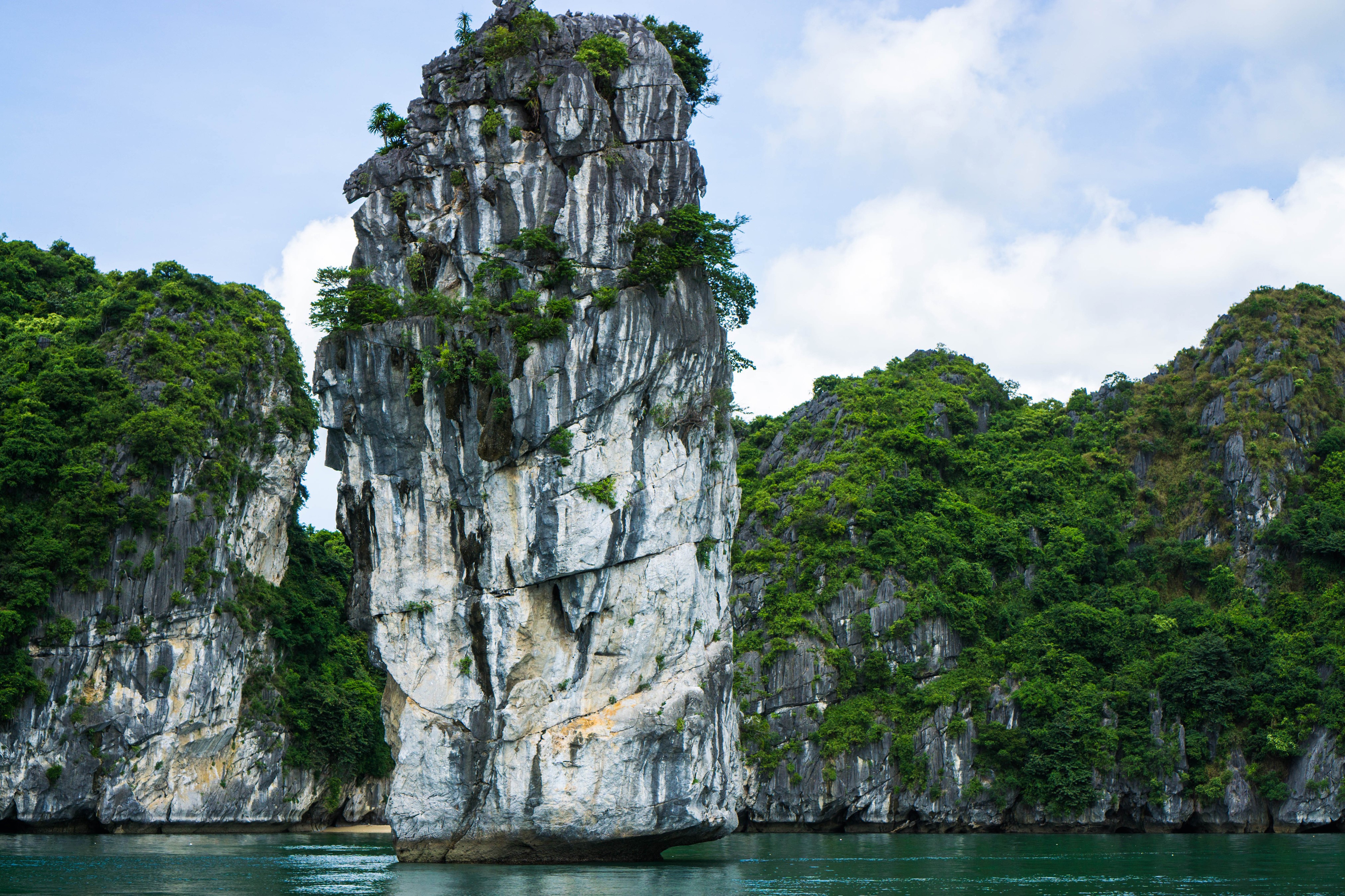 4K Ha Long Bay Vietnam Crag HD Wallpaper