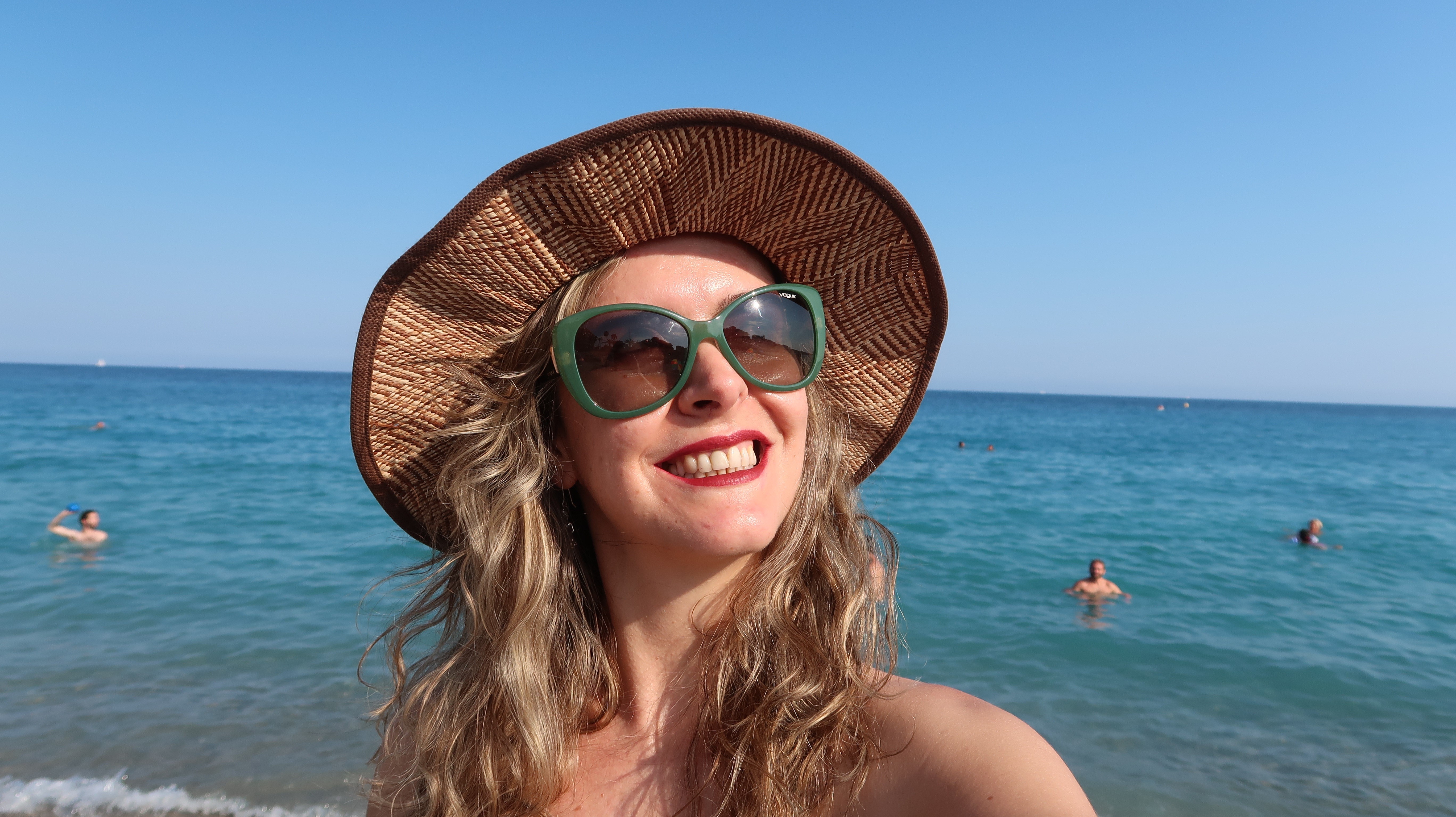 Woman in Hat and Glasses at the Sea HD Wallpaper