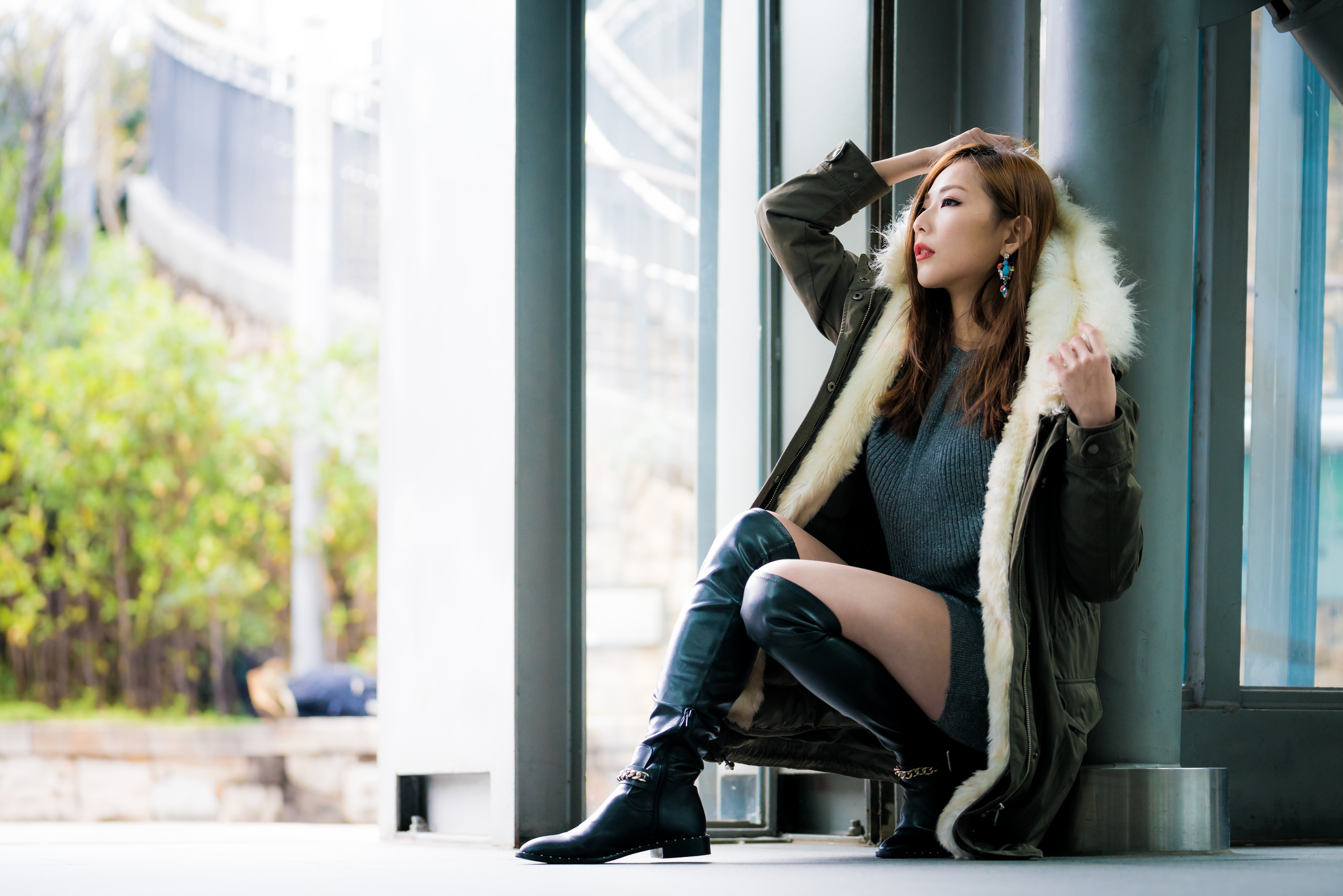 4K Image of Woman Posing in Boots with Bokeh HD Wallpaper