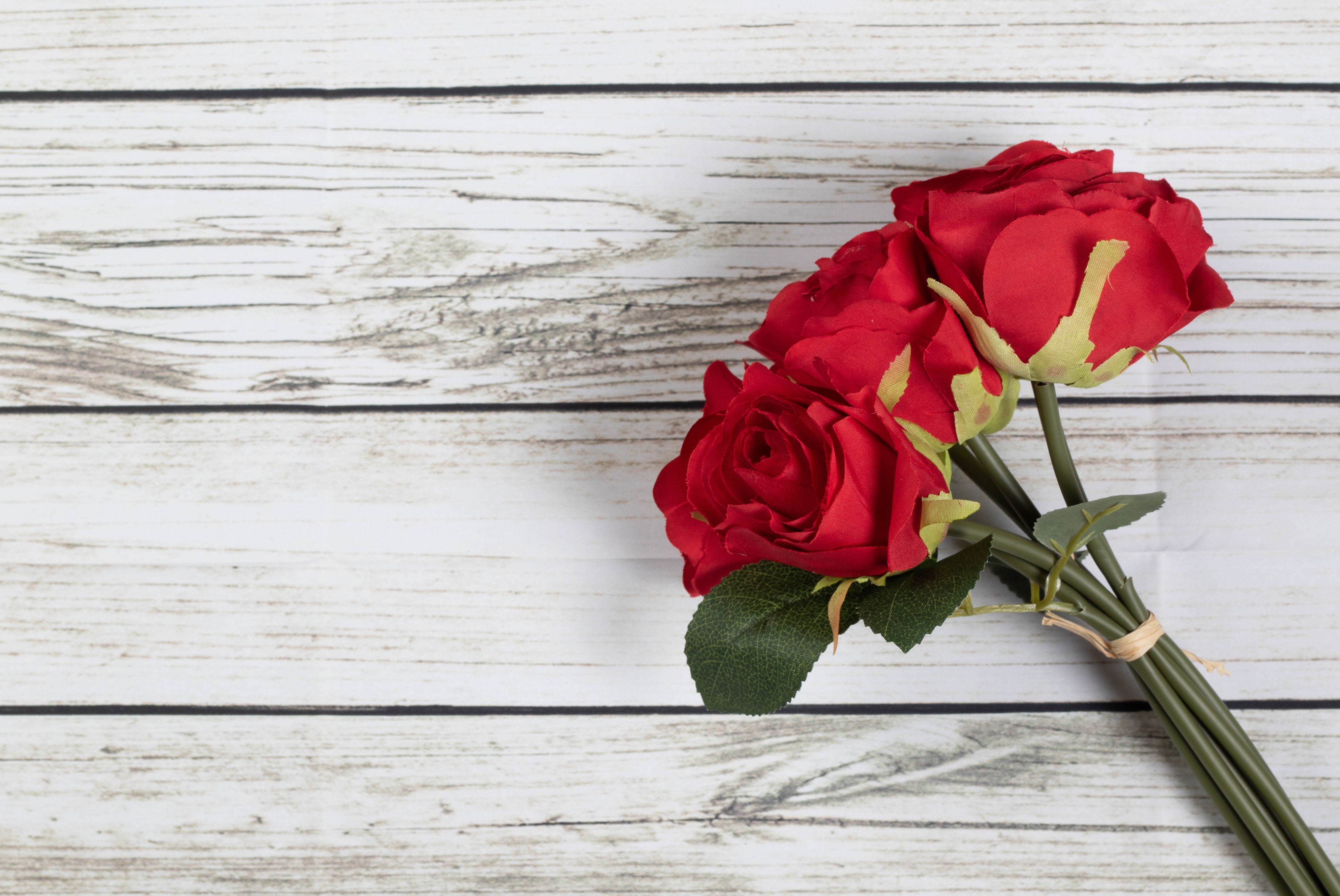 Red Roses Bouquet on Wood Planks HD Wallpaper