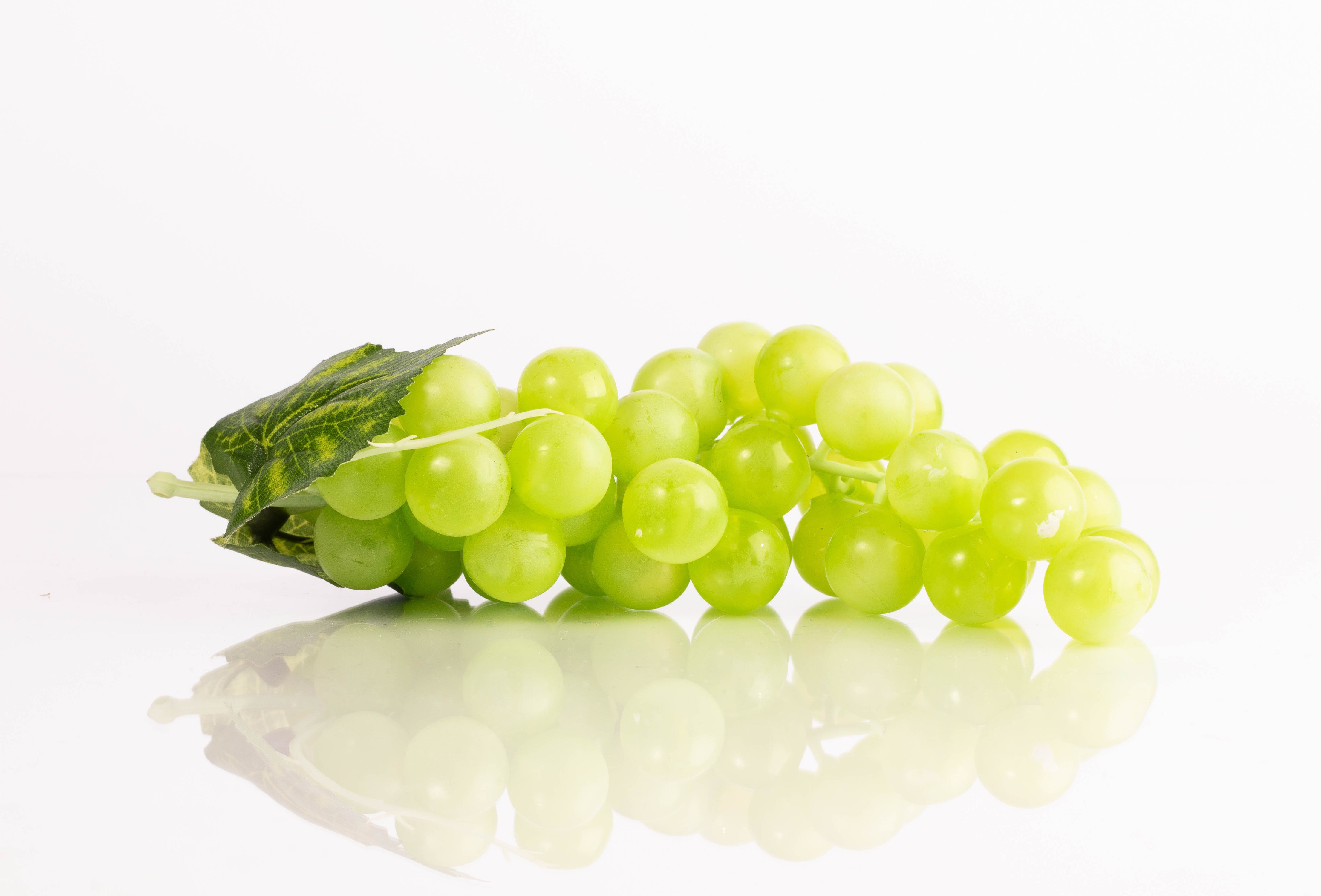 4K Grapes with Reflection on White Background HD Wallpaper