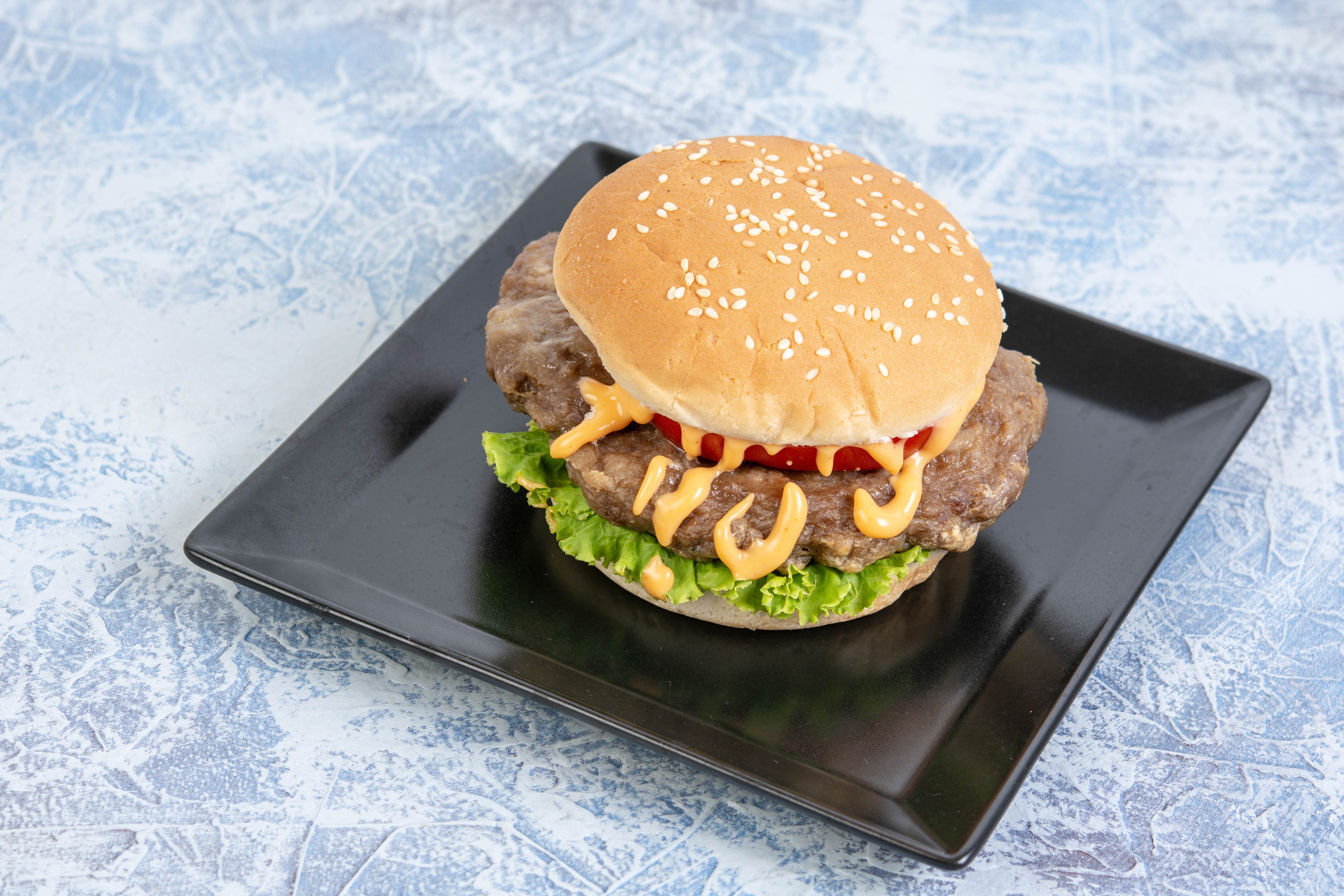 Hamburger on a black plate HD Wallpaper