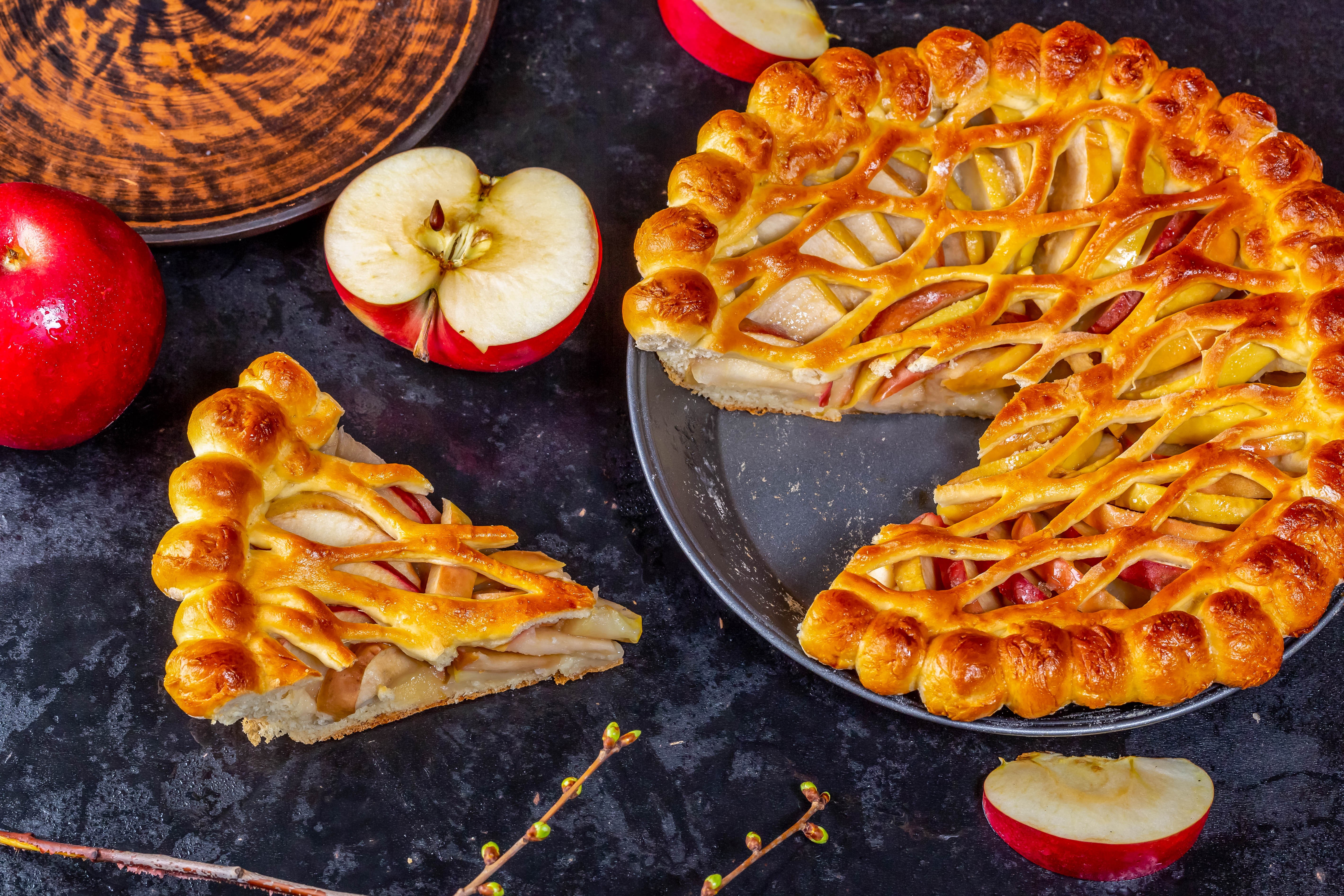 Apple pie with lattice crust and apples HD Wallpaper