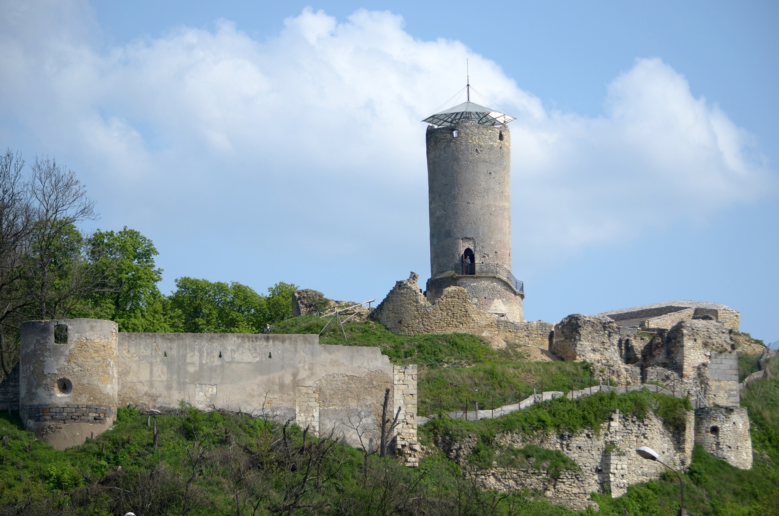 Ruins of a castle with a tower in Poland HD Wallpaper