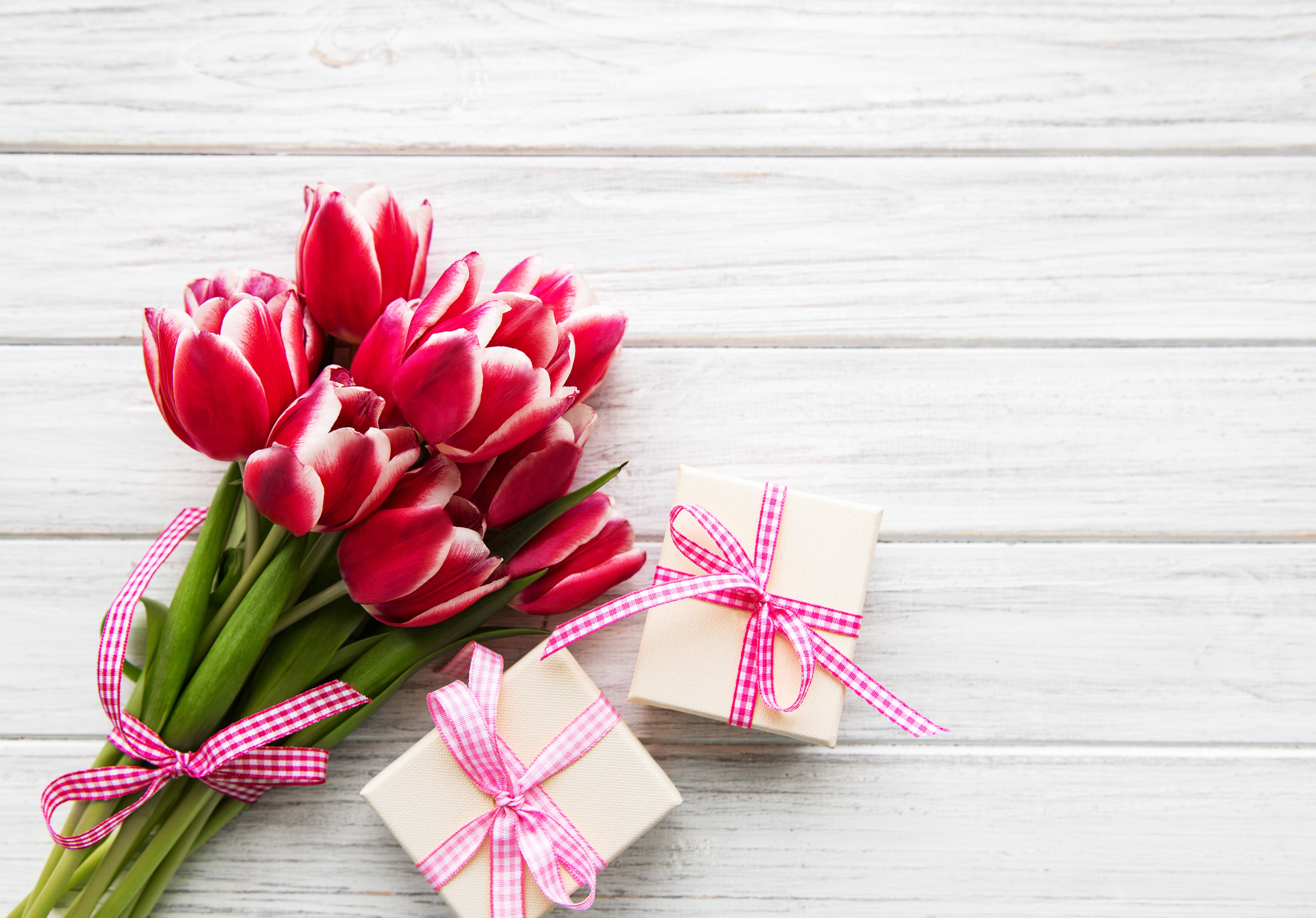 Red and white tulips with gifts on wood planks HD Wallpaper