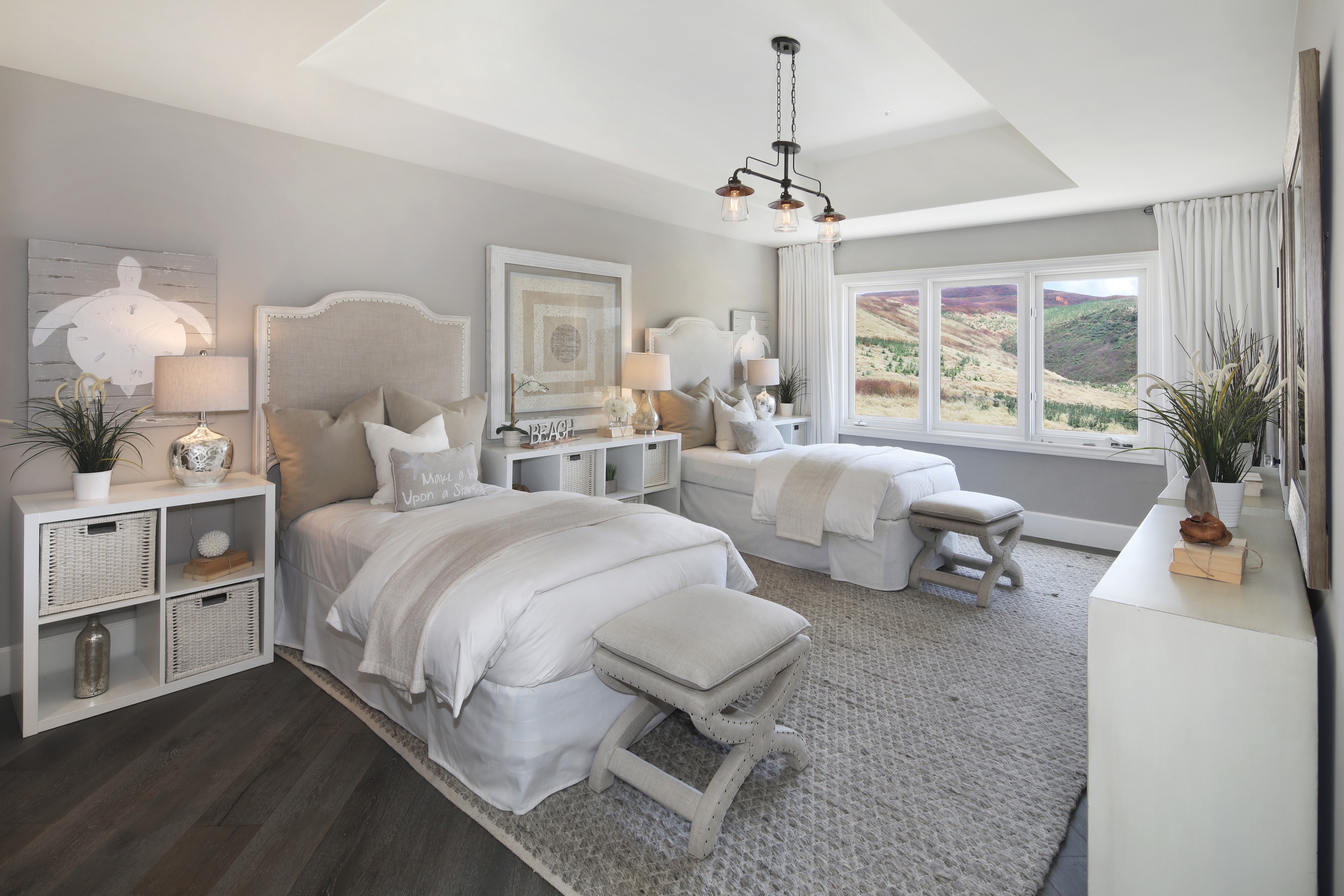 Bedroom with two beds and a chandelier HD Wallpaper