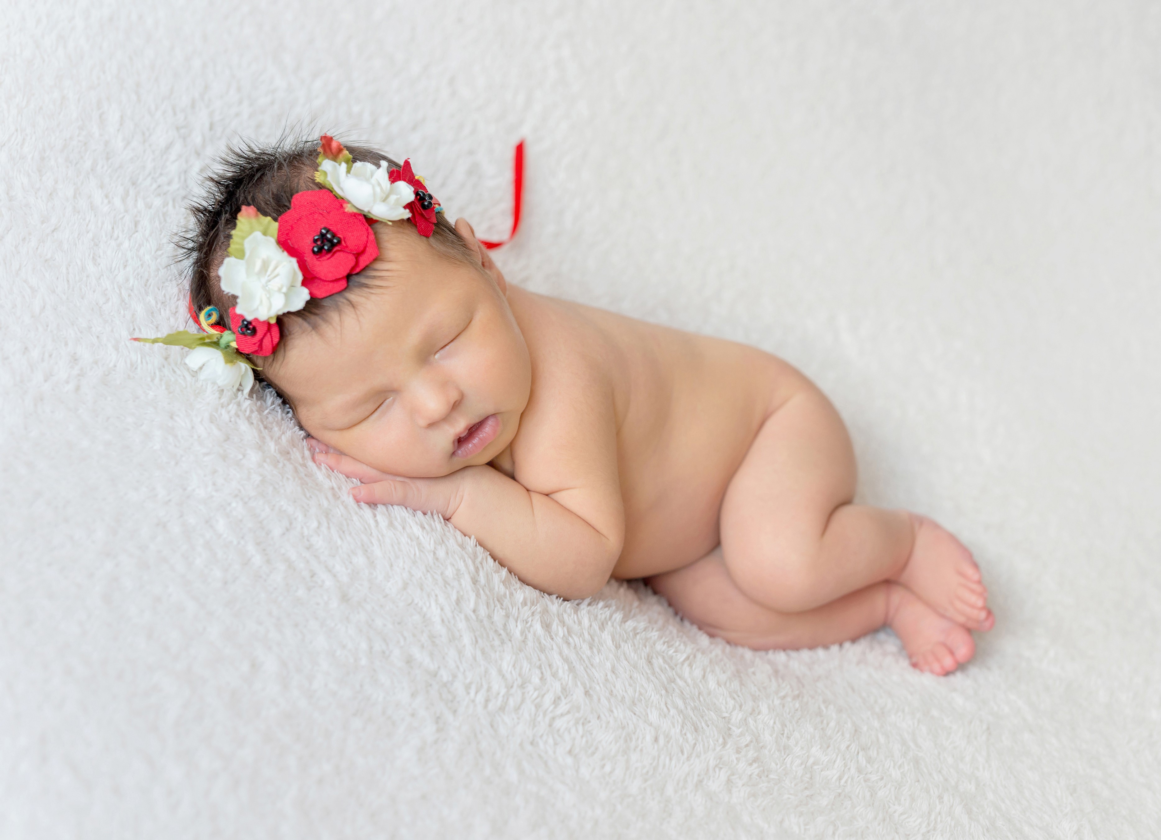 Newborn baby sleeping with flower wreath HD Wallpaper