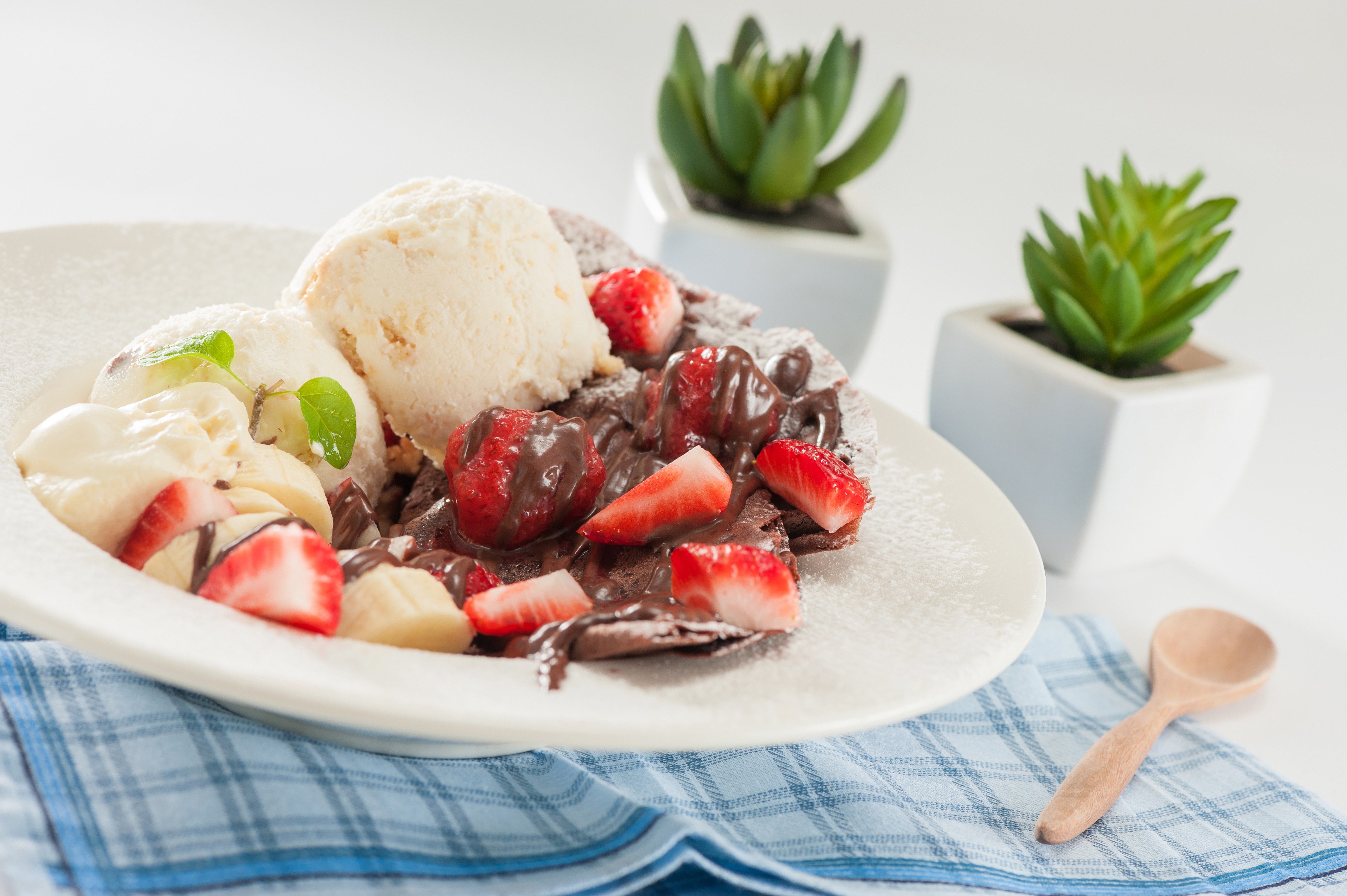 Ice cream with strawberries and chocolate on a plate HD Wallpaper