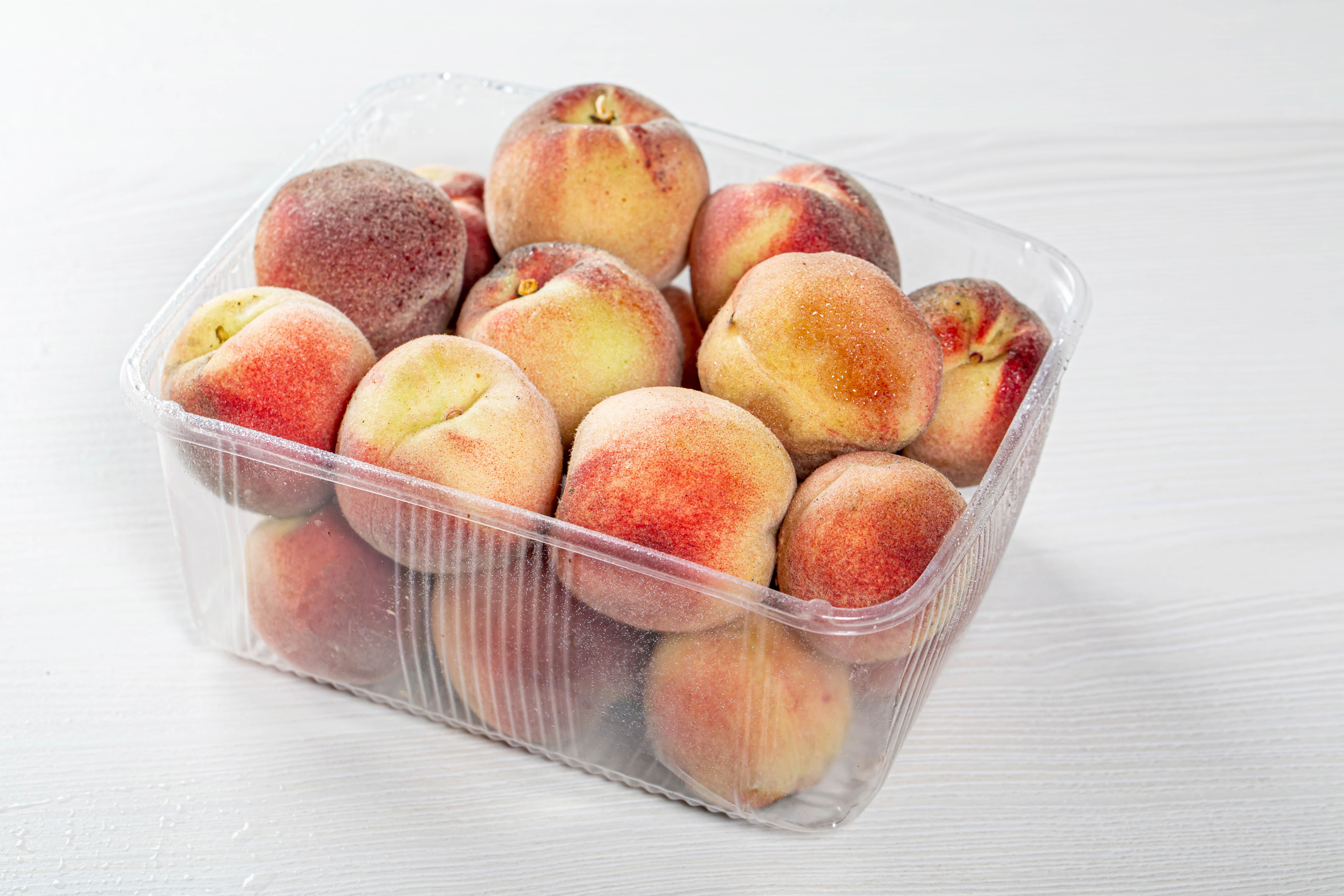 Peaches in a plastic container HD Wallpaper