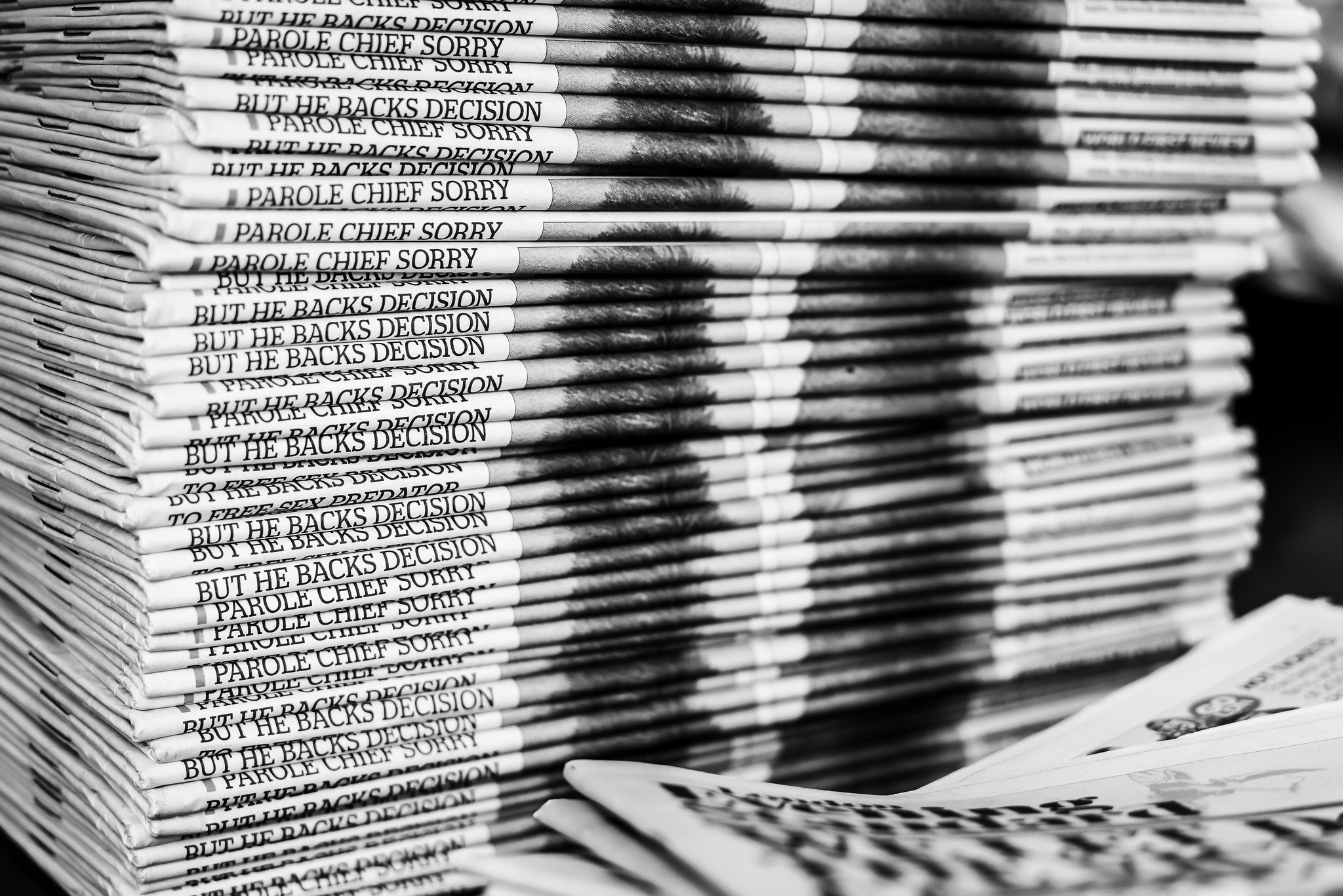 Stack of newspapers with headlines HD Wallpaper