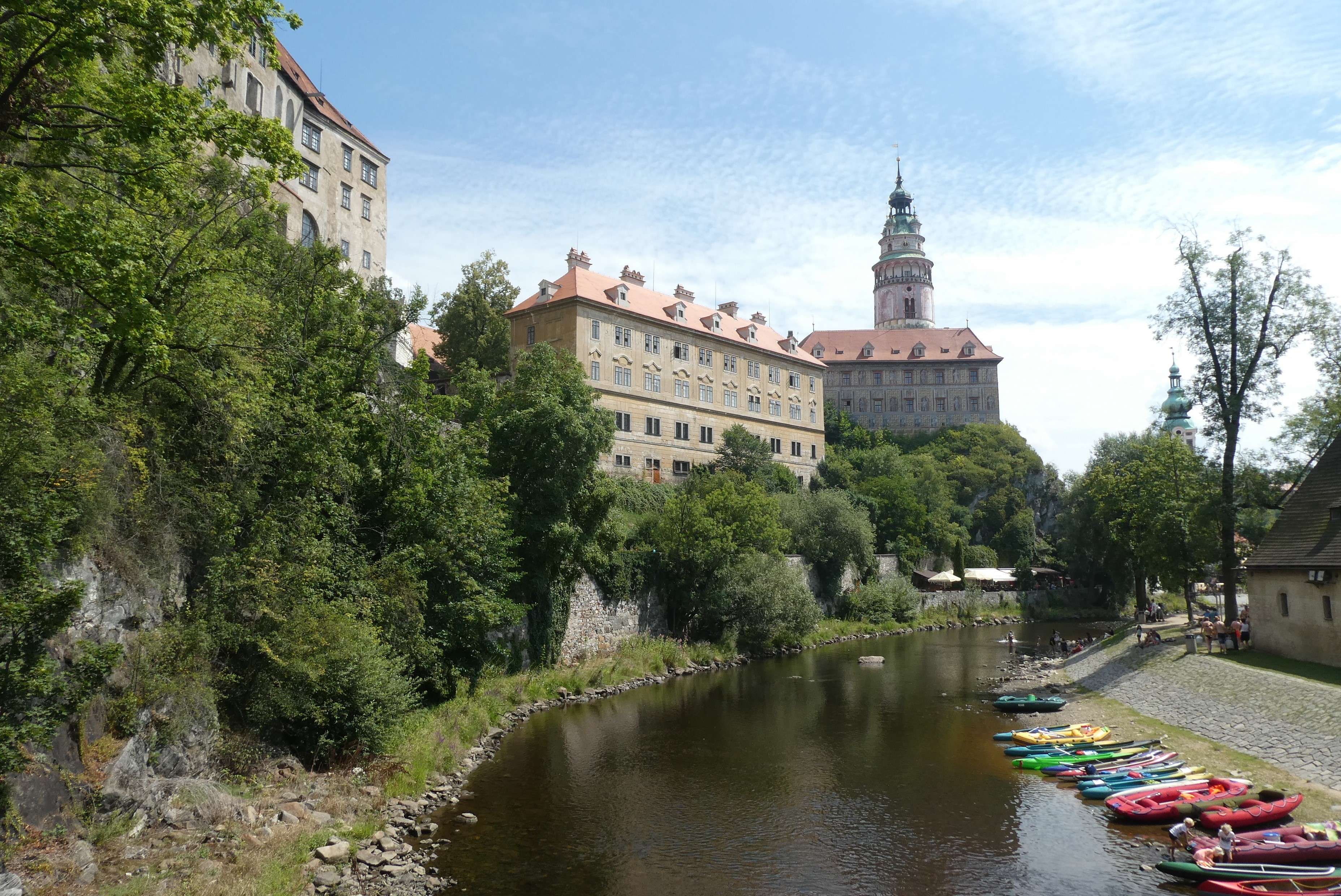 Cesky Krumlov Castle and Vltava River with Boats HD Wallpaper