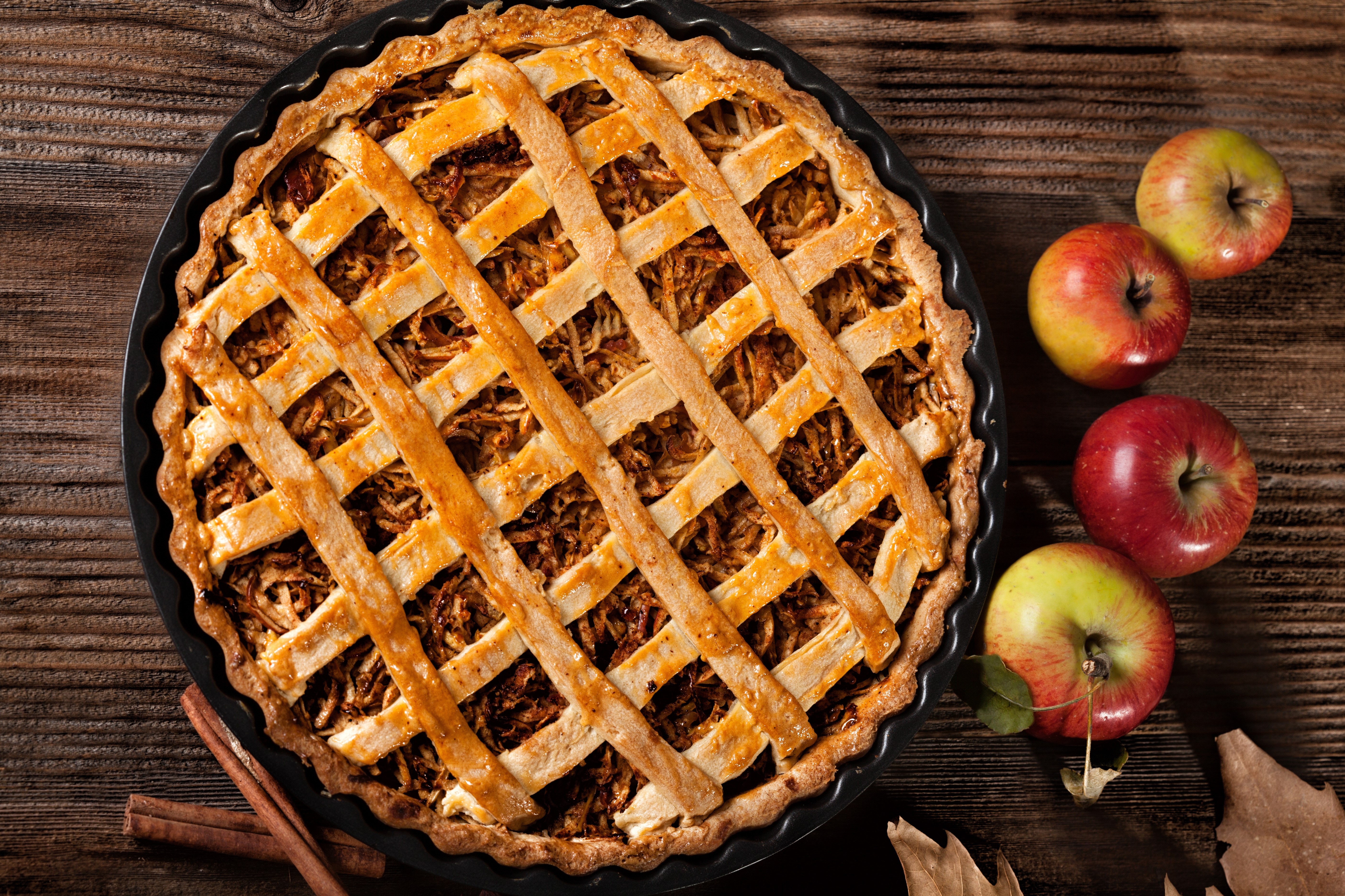 Apple pie with lattice crust and apples HD Wallpaper