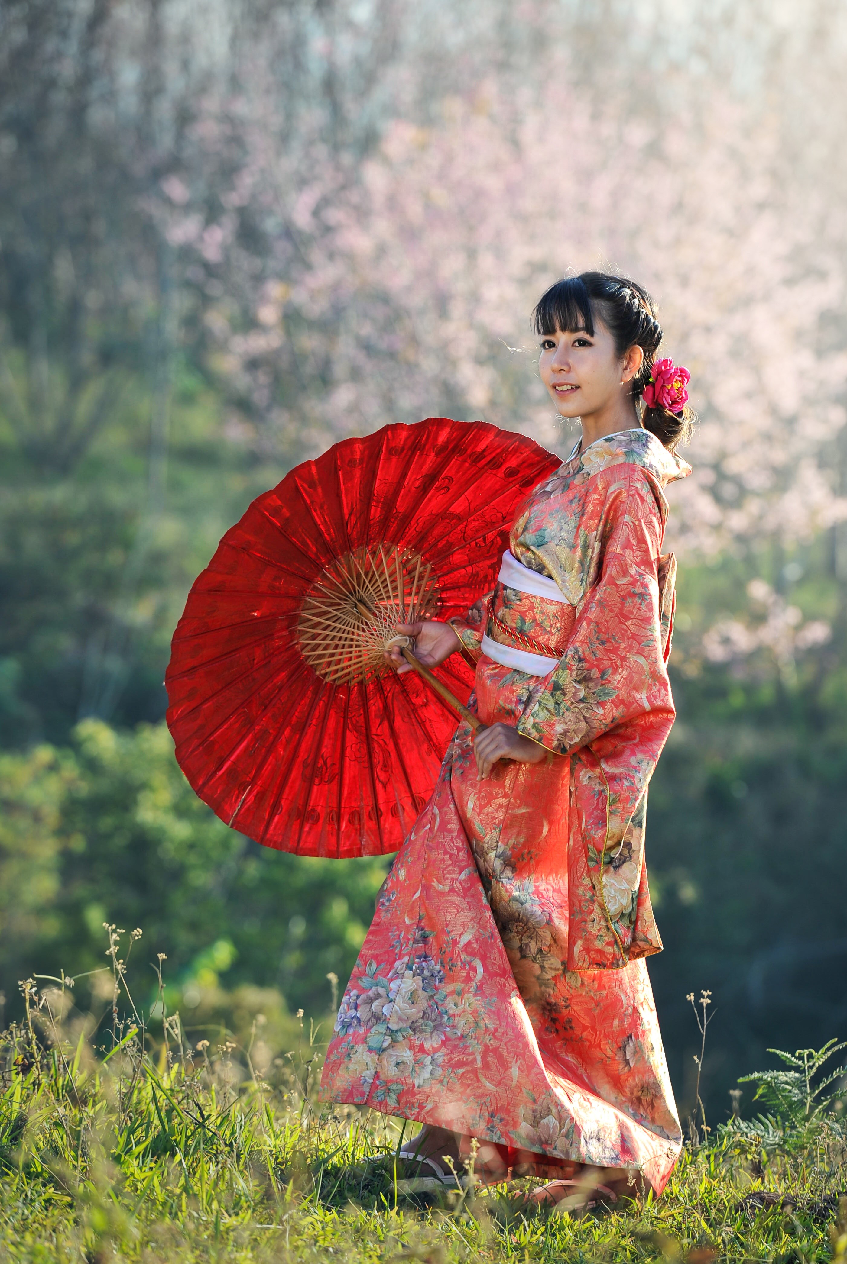 Woman in Kimono holding a red umbrella HD Phone Wallpaper