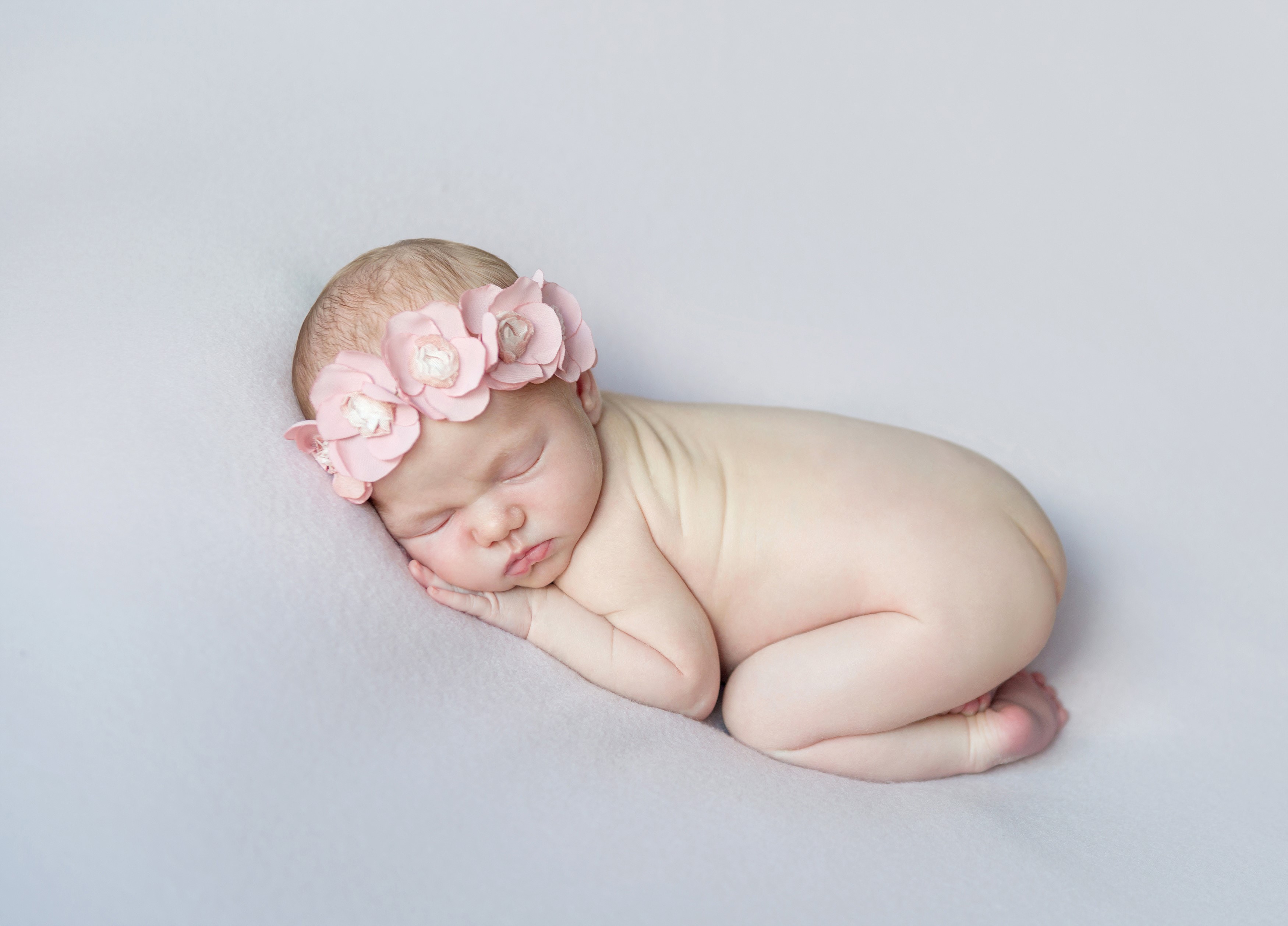 Newborn baby girl sleeping with flower crown HD Wallpaper