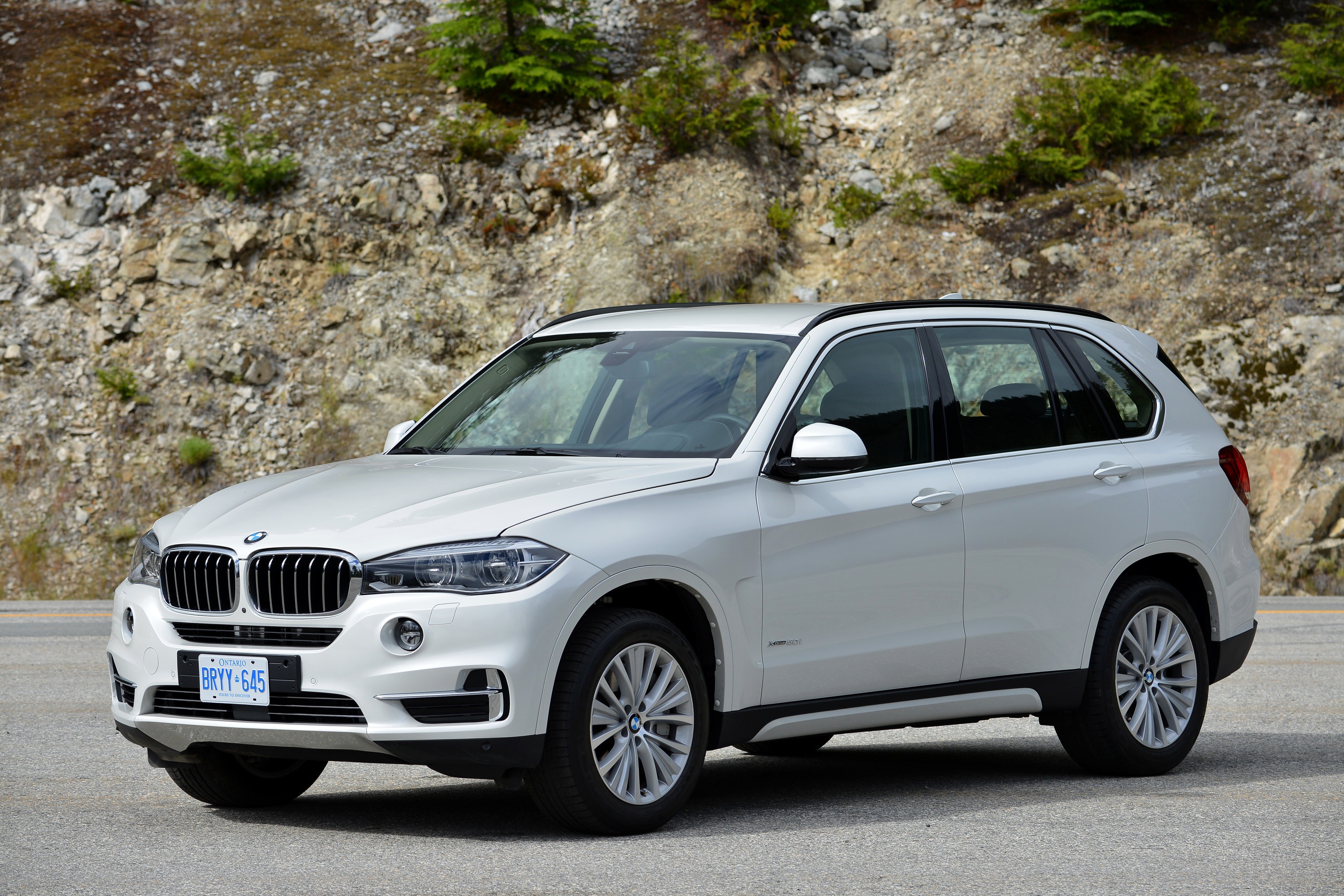 White BMW X5 xDrive50i 4K HD Wallpaper