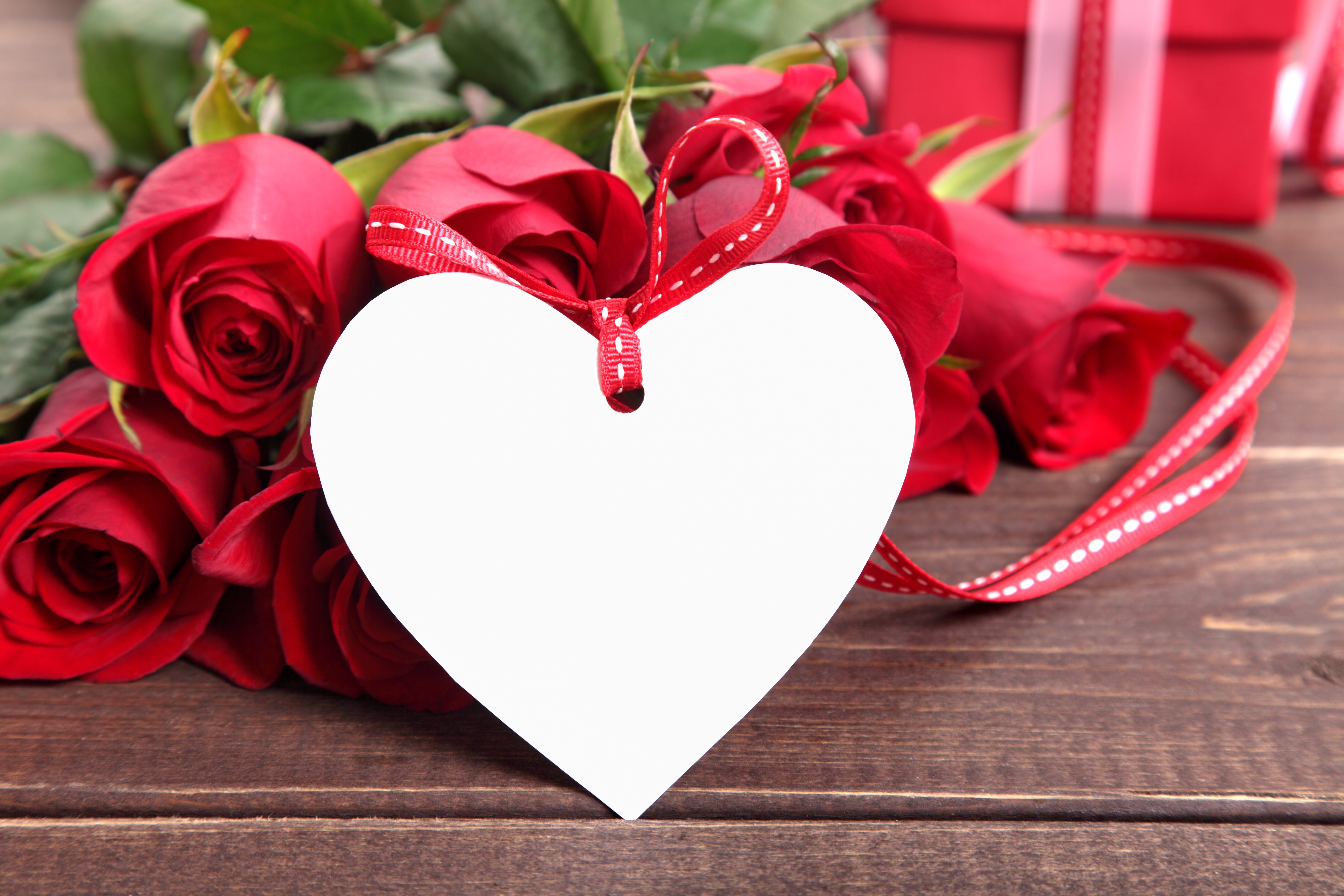 Red Roses with Heart-Shaped Tag and Gift Box HD Wallpaper