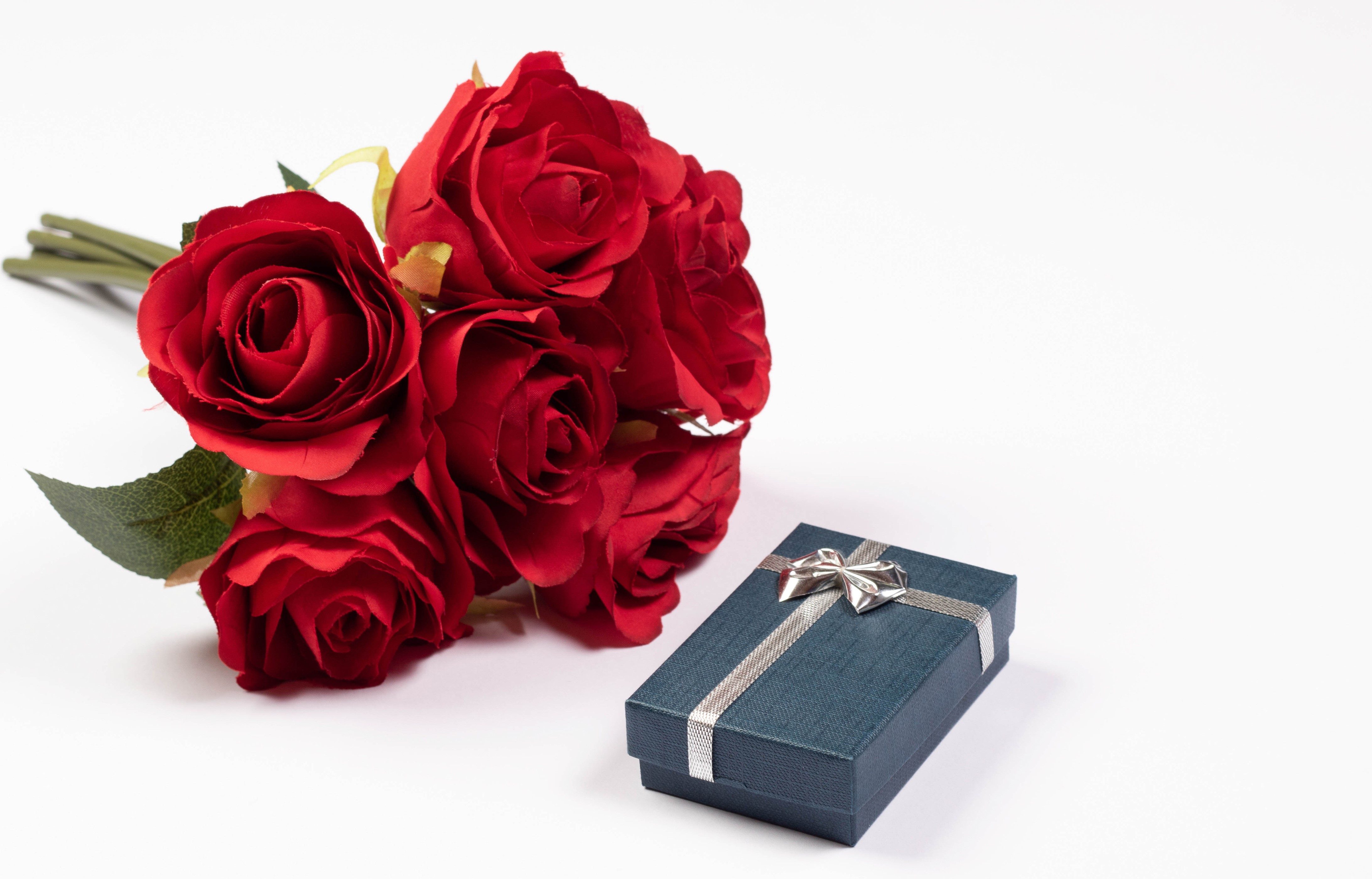 Red Roses Bouquet and Gift Box HD Wallpaper