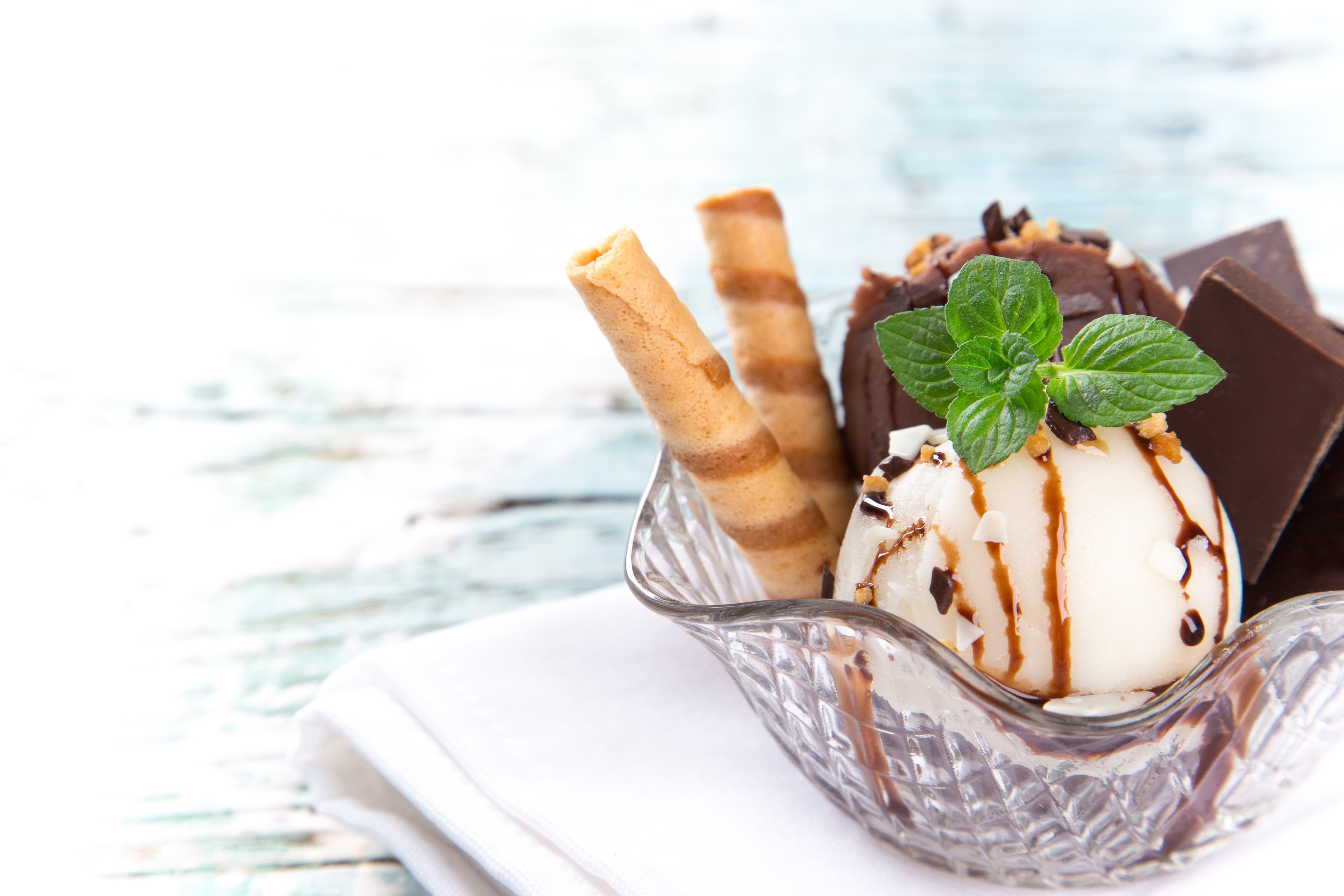 Ice cream sundae with chocolate and wafer rolls HD Wallpaper