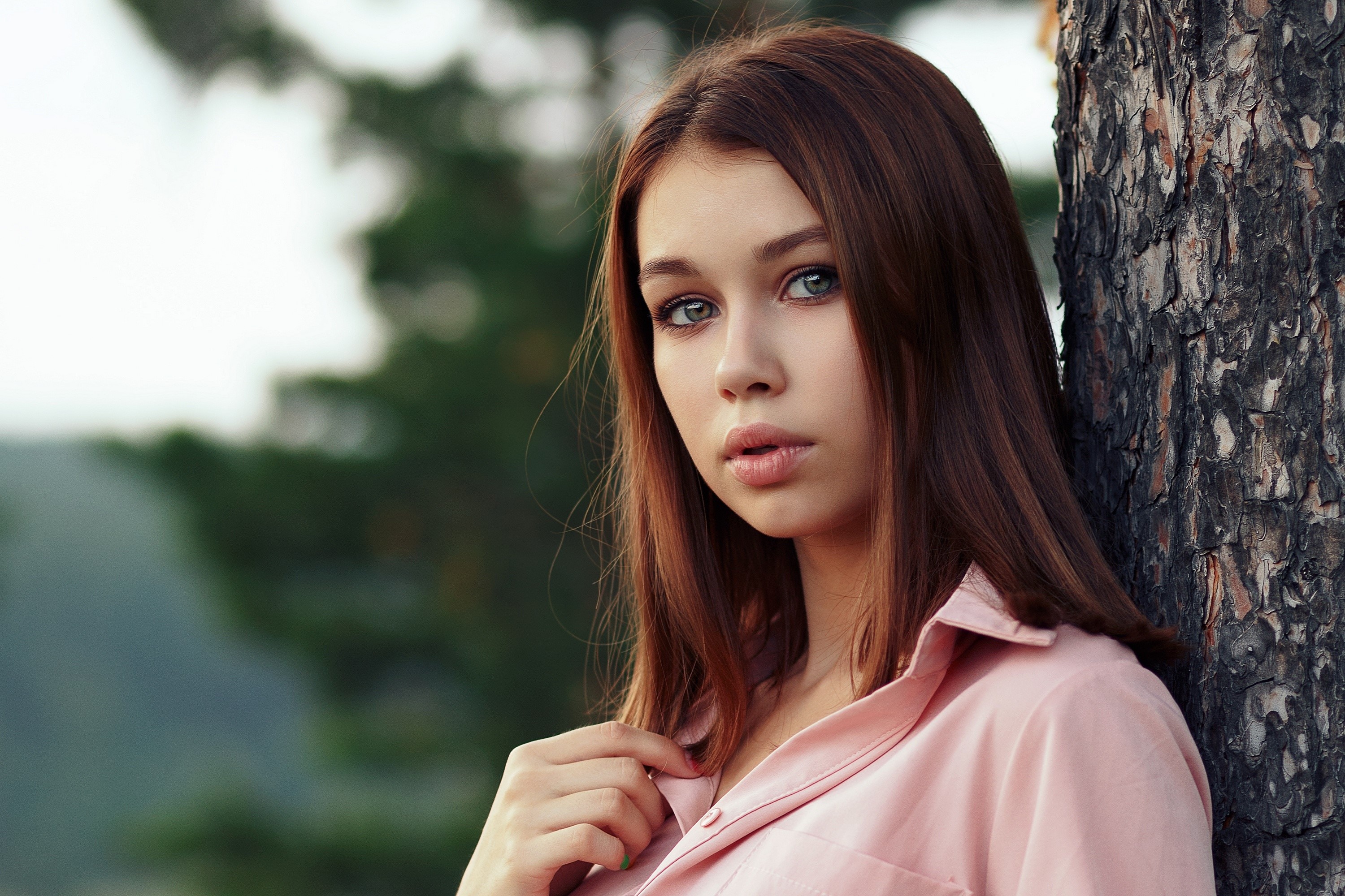 Brown-haired girl leaning against a tree HD Wallpaper