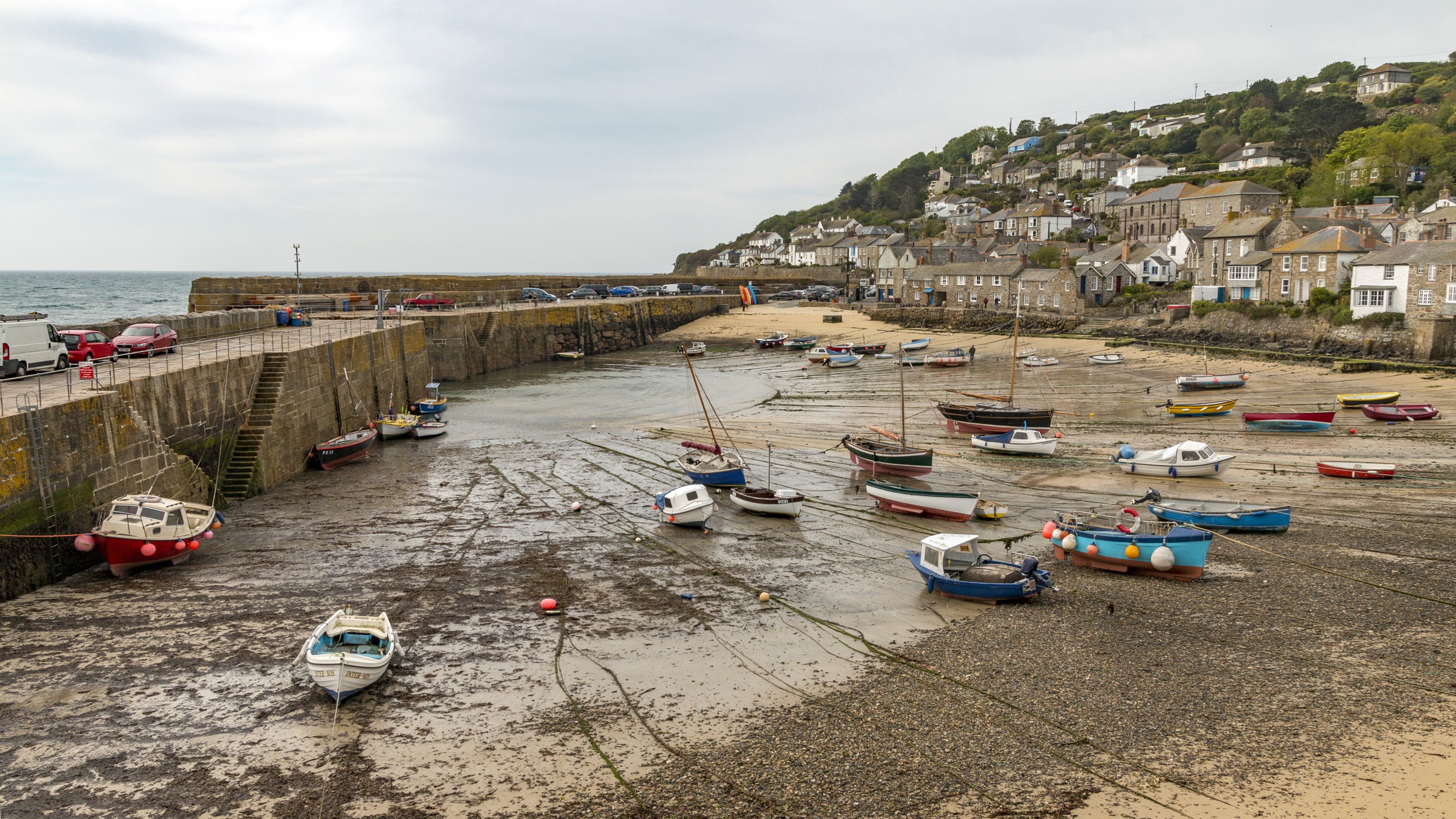 Mousehole Harbour with boats and houses on a hill HD Wallpaper