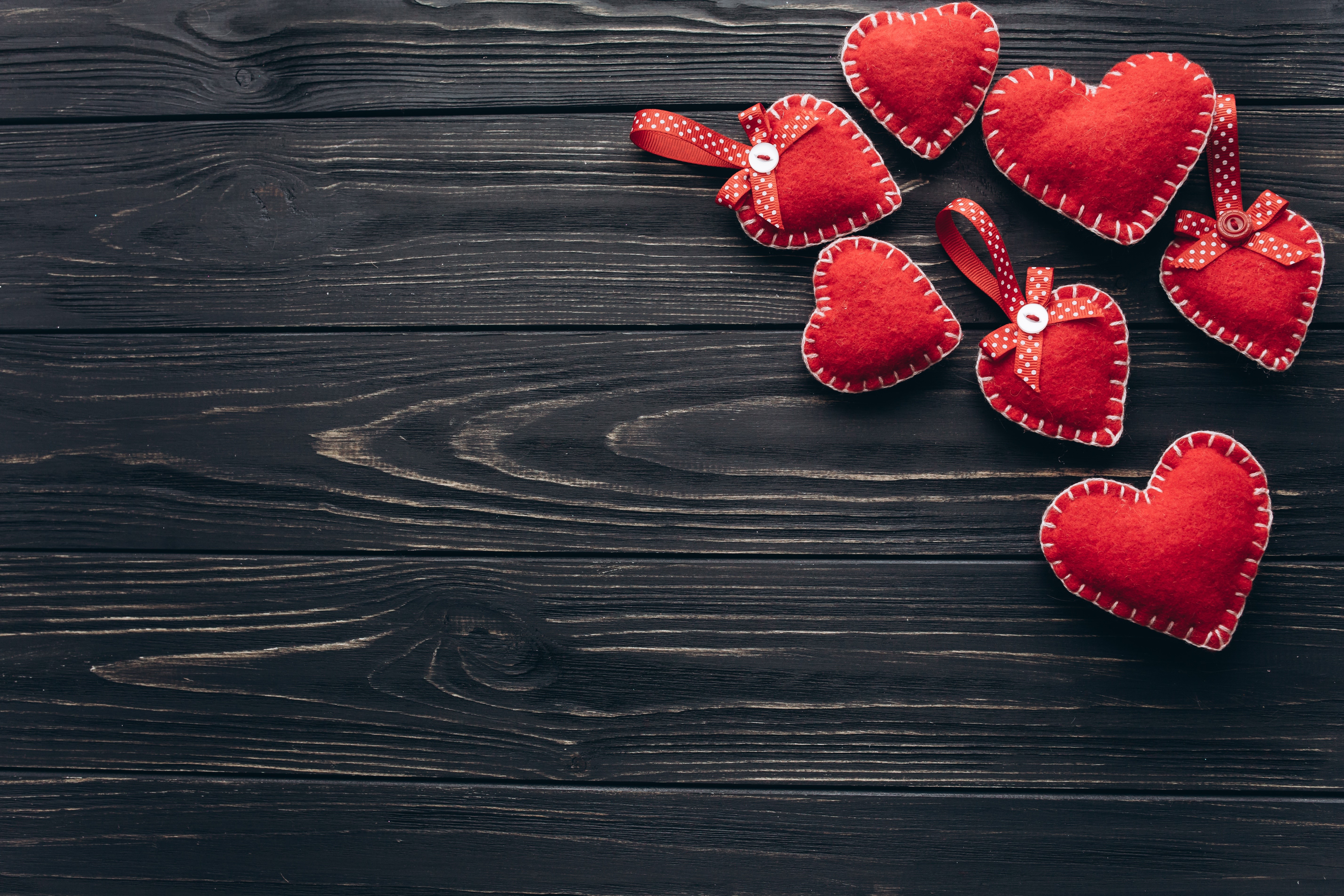 Red felt hearts on dark wood planks HD Wallpaper