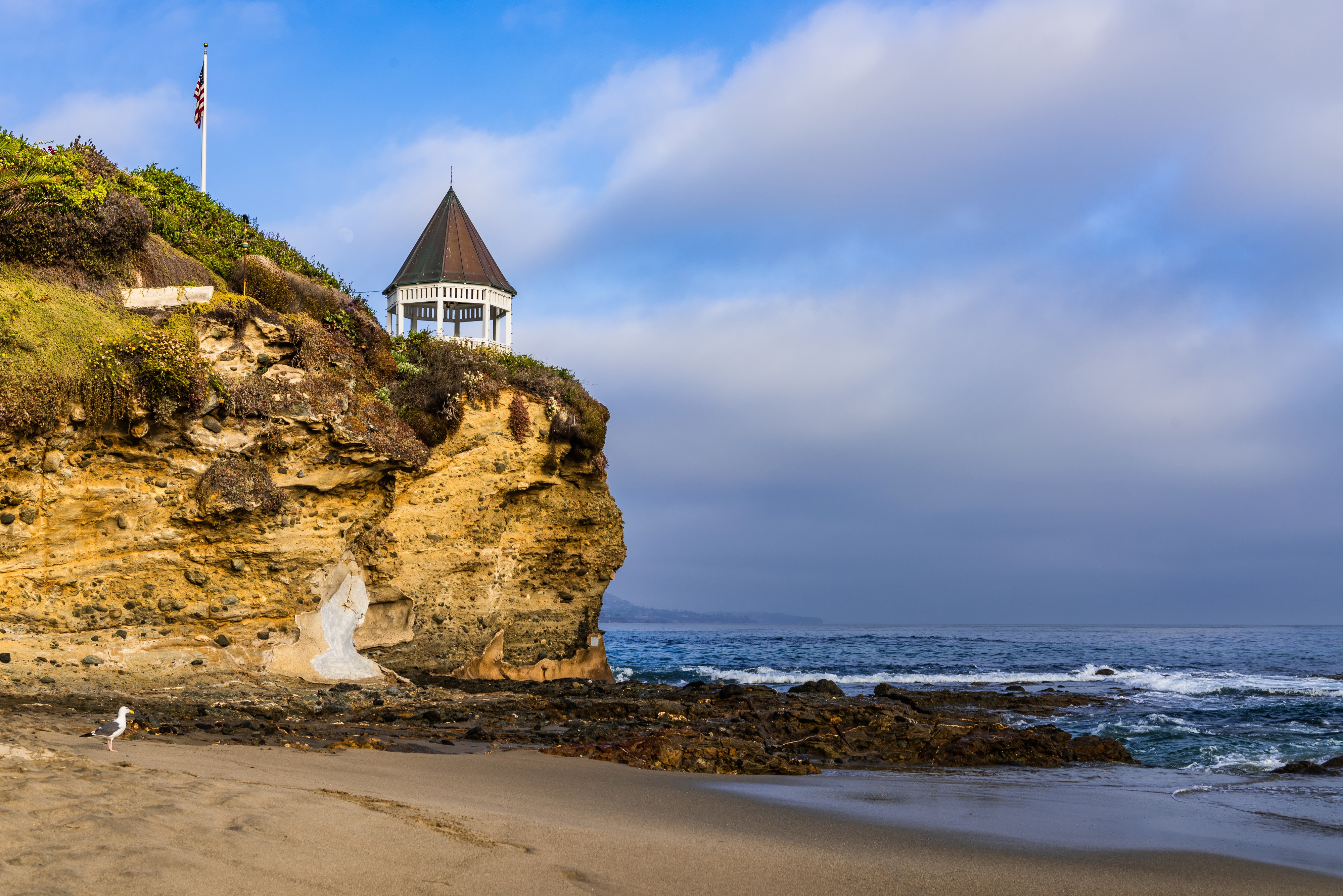 Gazebo on a cliff overlooking the ocean in Laguna Beach, USA HD Wallpaper