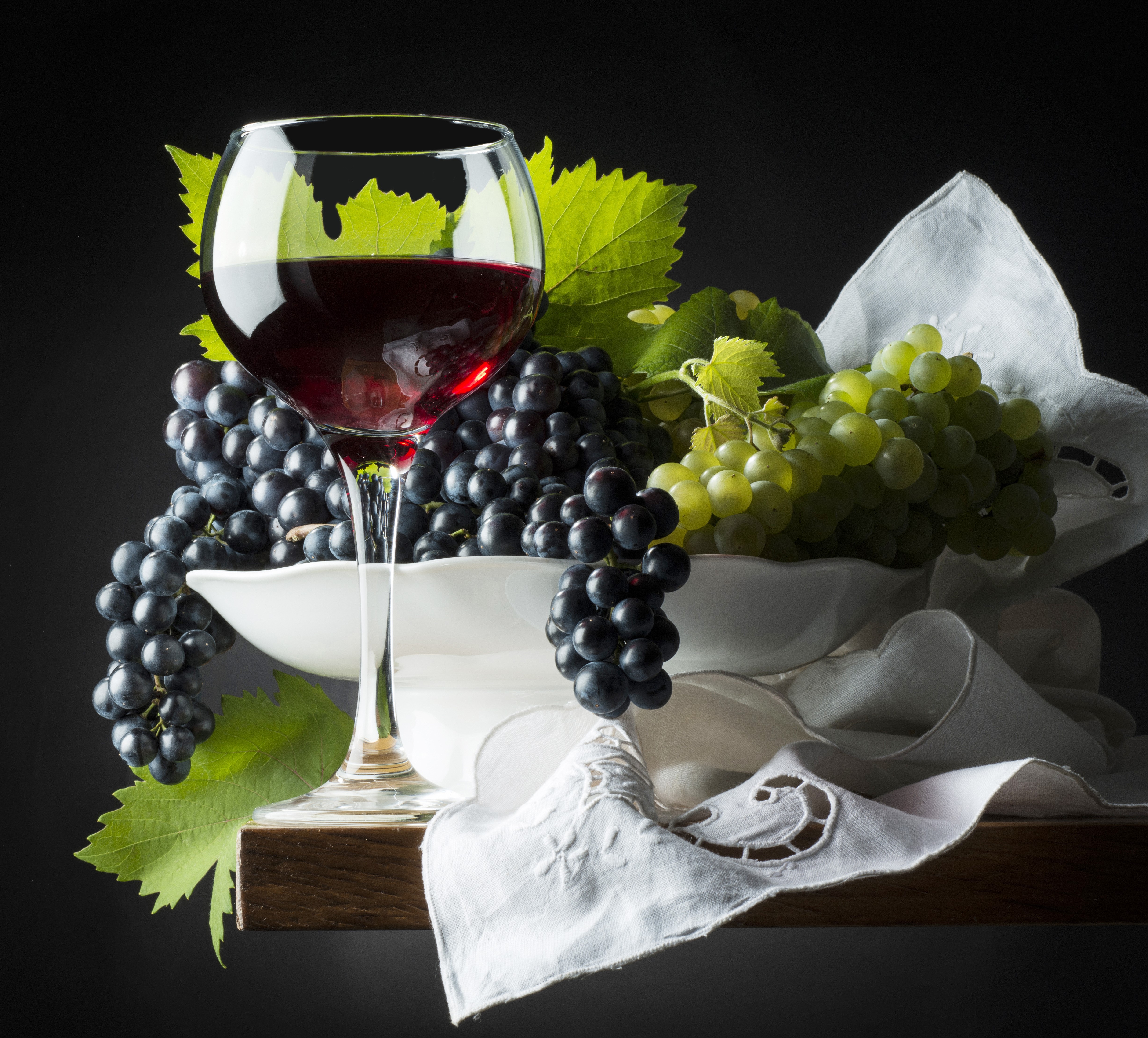 Red Wine in a Glass with Grapes HD Wallpaper