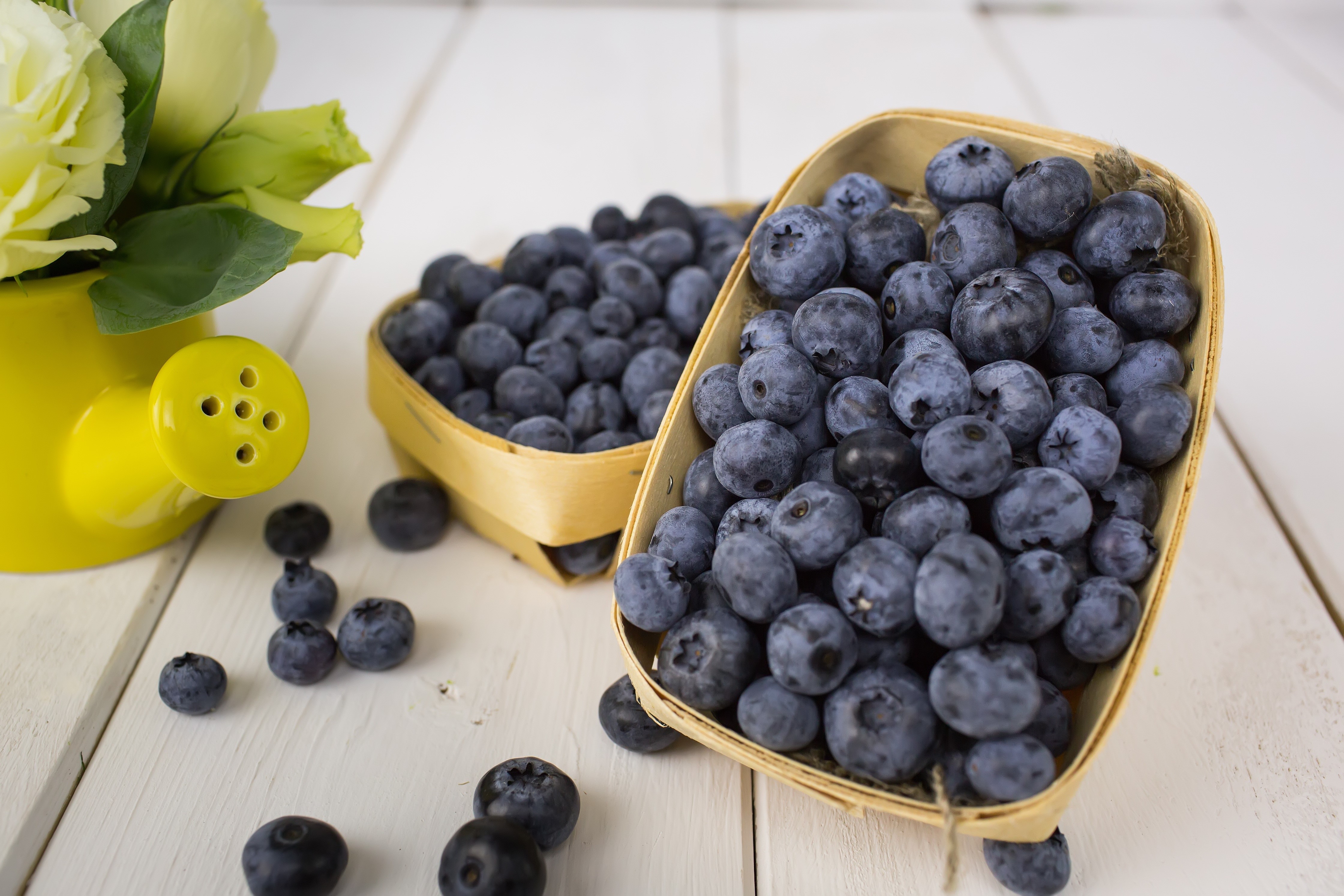 Blueberries in wicker baskets HD Wallpaper