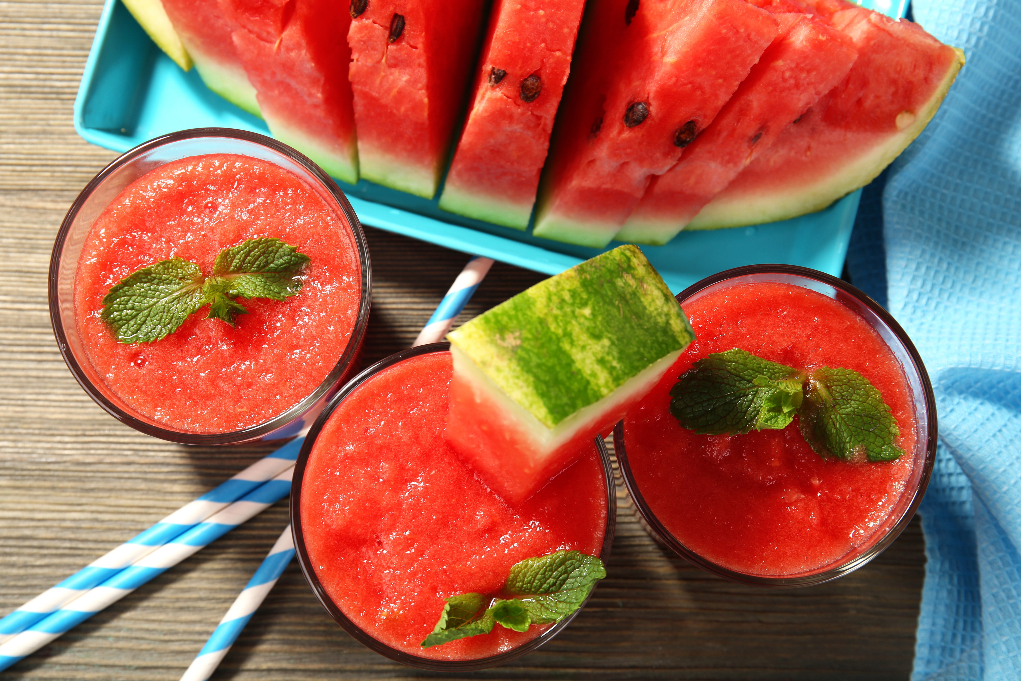 Watermelon juice with mint and watermelon slices HD Wallpaper