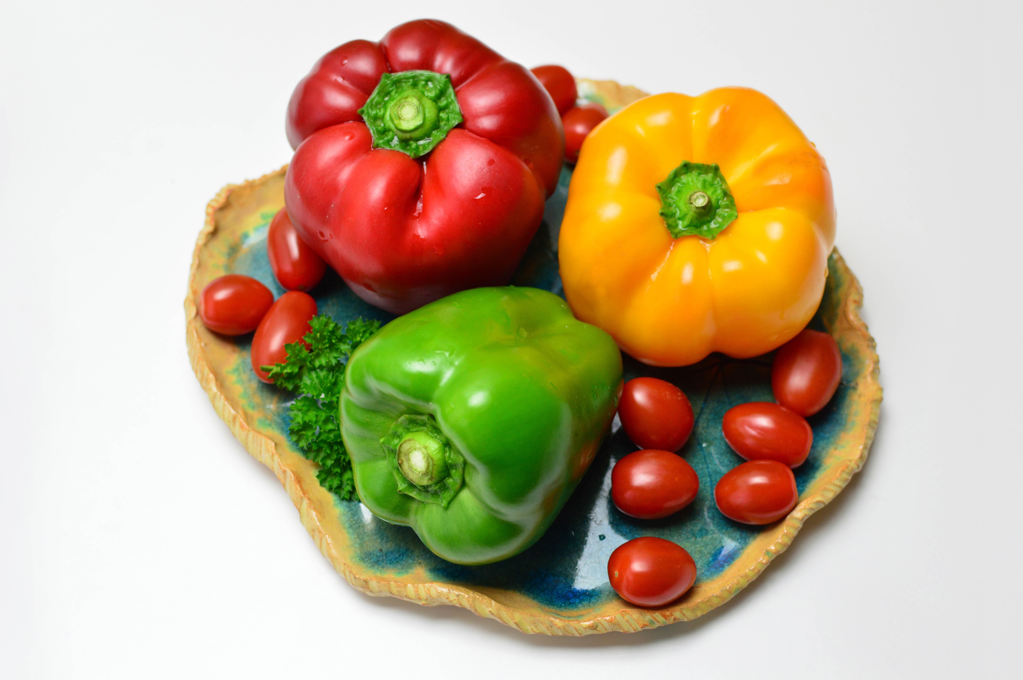 Bell peppers and tomatoes on a platter HD Wallpaper