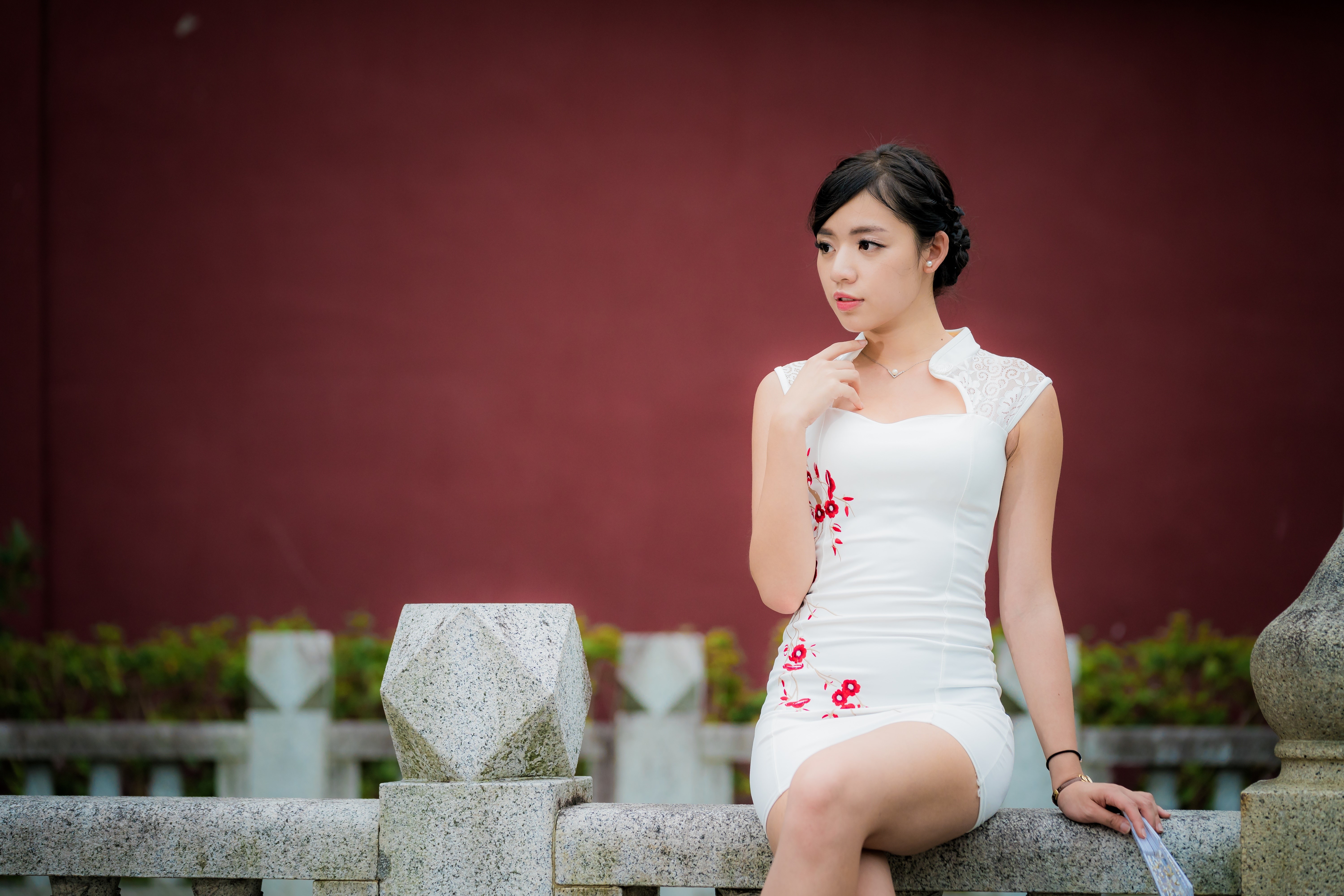 Woman in white dress sitting on a stone railing HD Wallpaper