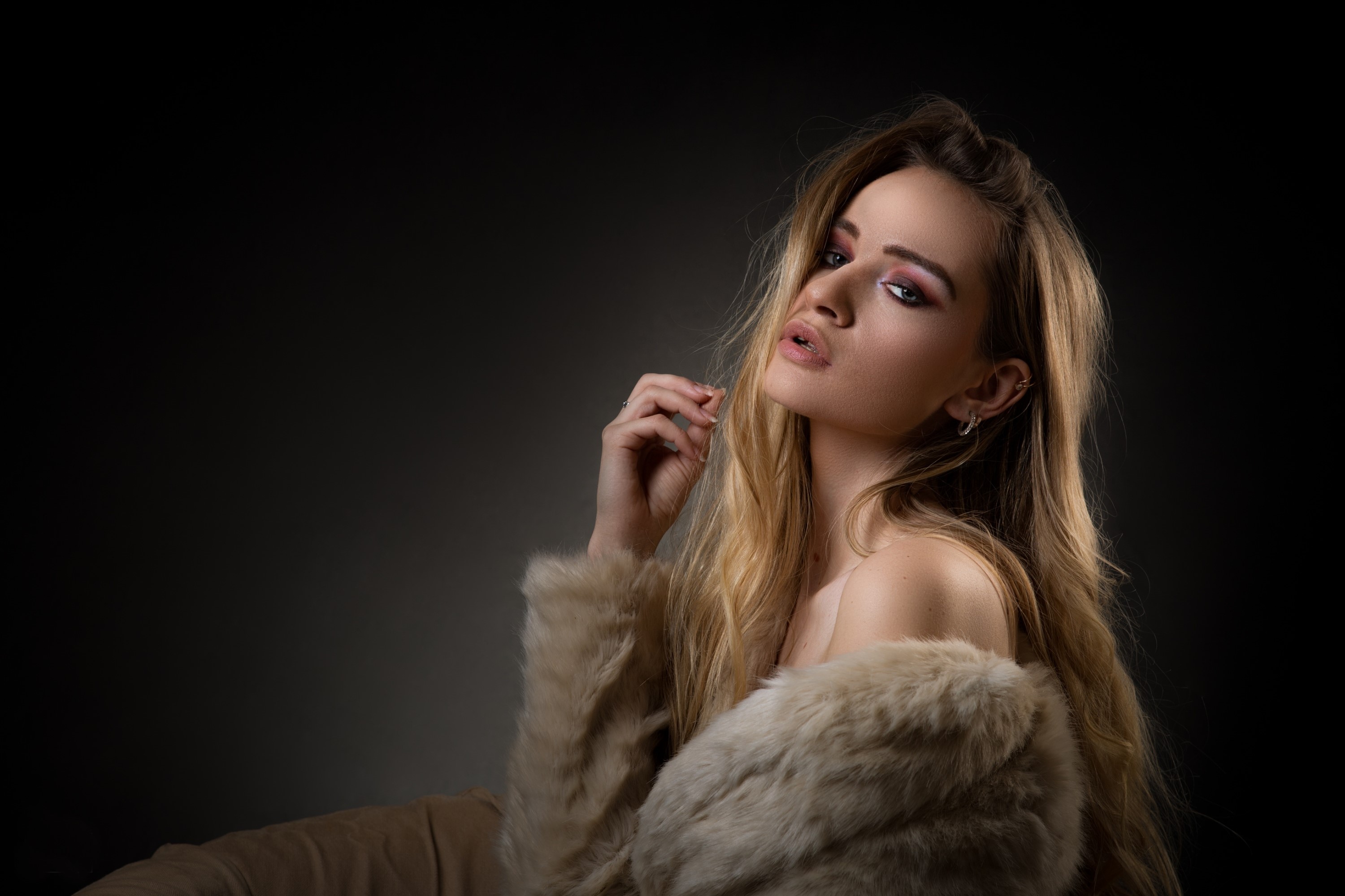 Woman with blonde hair wearing a fur coat HD Wallpaper