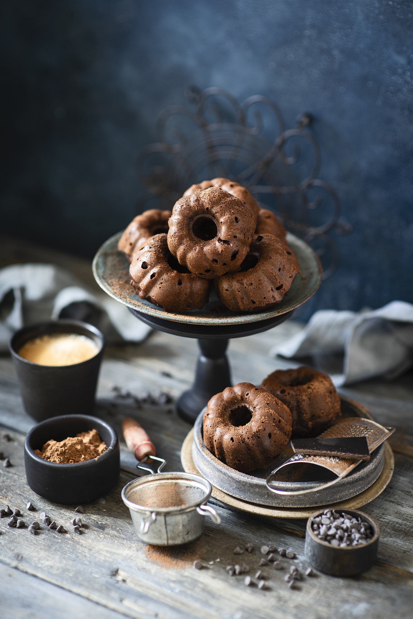 Chocolate bundt cakes with coffee and cocoa powder HD Phone Wallpaper