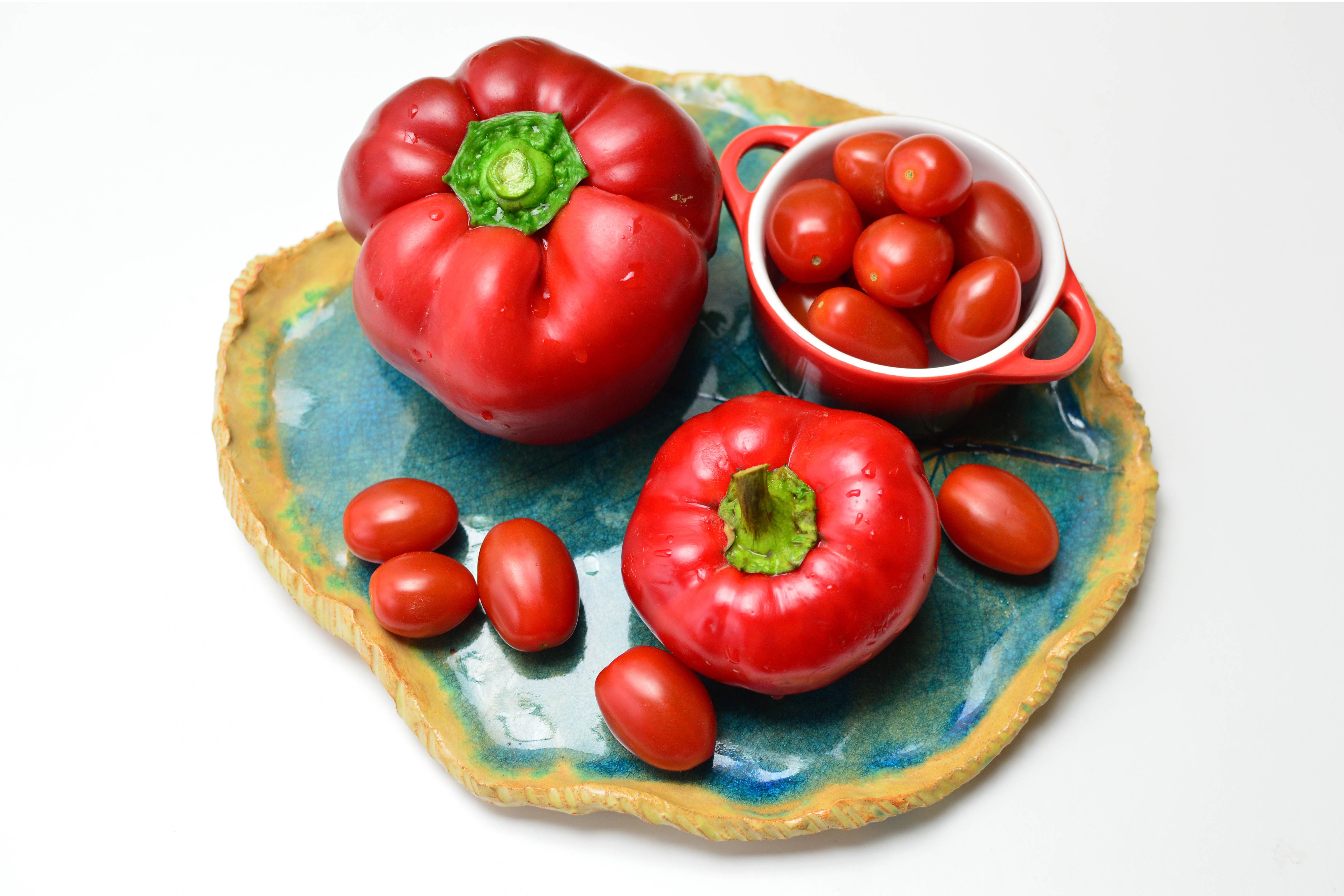 Red Bell Peppers and Tomatoes on a Plate HD Wallpaper